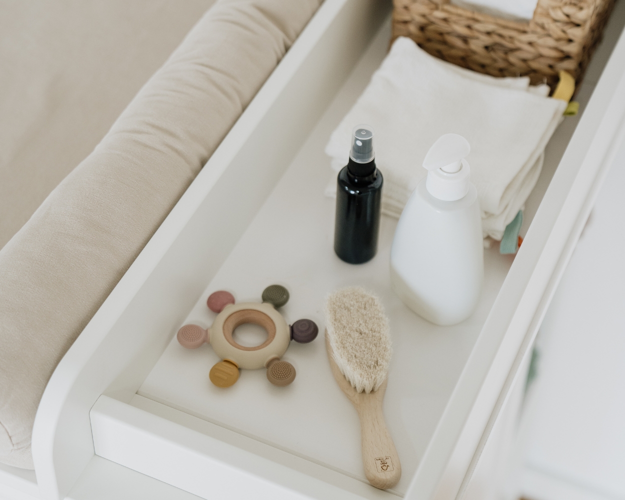 Babysachen und Pflegeprodukte am Wickelplatz Babysachen und Pflegeprodukte am Wickelplatz