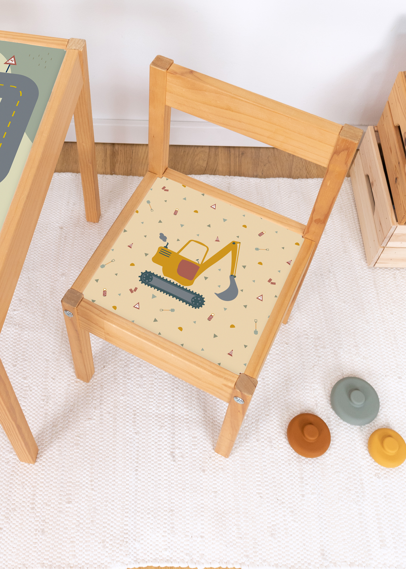 Bagger Klebefolie für IKEA Lätt Stuhl Ein IKEA LÄTT Kinderhocker mit Zubehör und Klebefolien von Limmaland mit Bagger Motiv