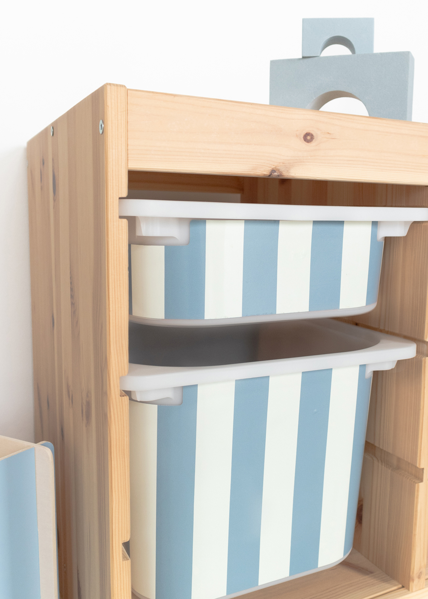 Hochwertige Klebefolie für IKEA TROFAST Boxen mit Streifenmuster Hochwertige Klebefolie für IKEA TROFAST Boxen mit Streifenmuster, ideal für DIY-Projekte