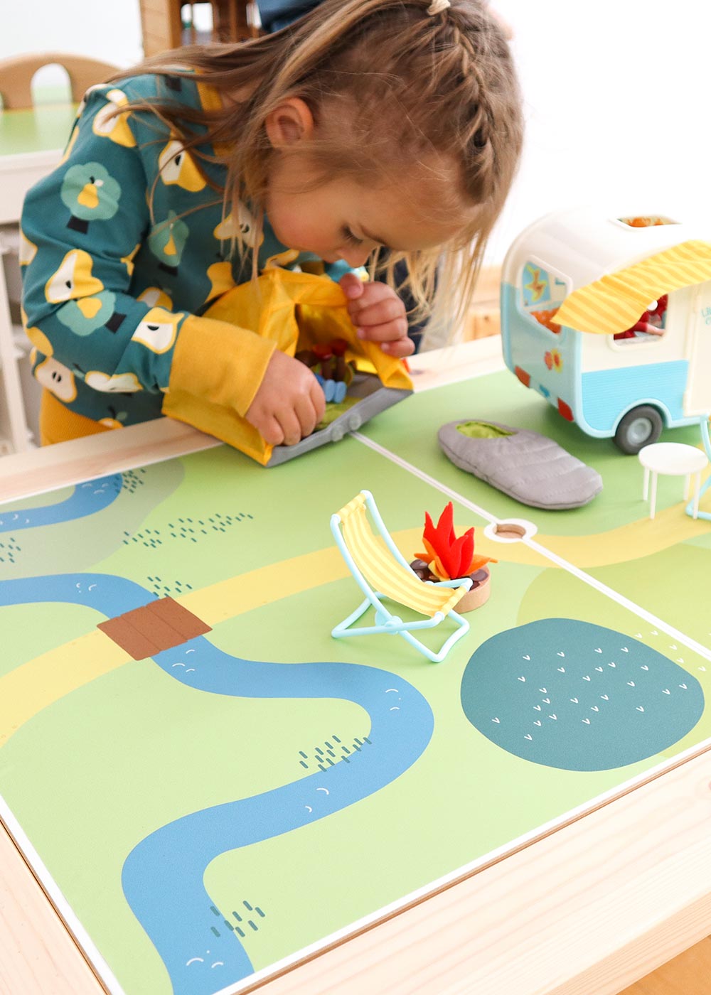 Ikea Flisat Kindertisch Spielwiese Teilansicht Kind