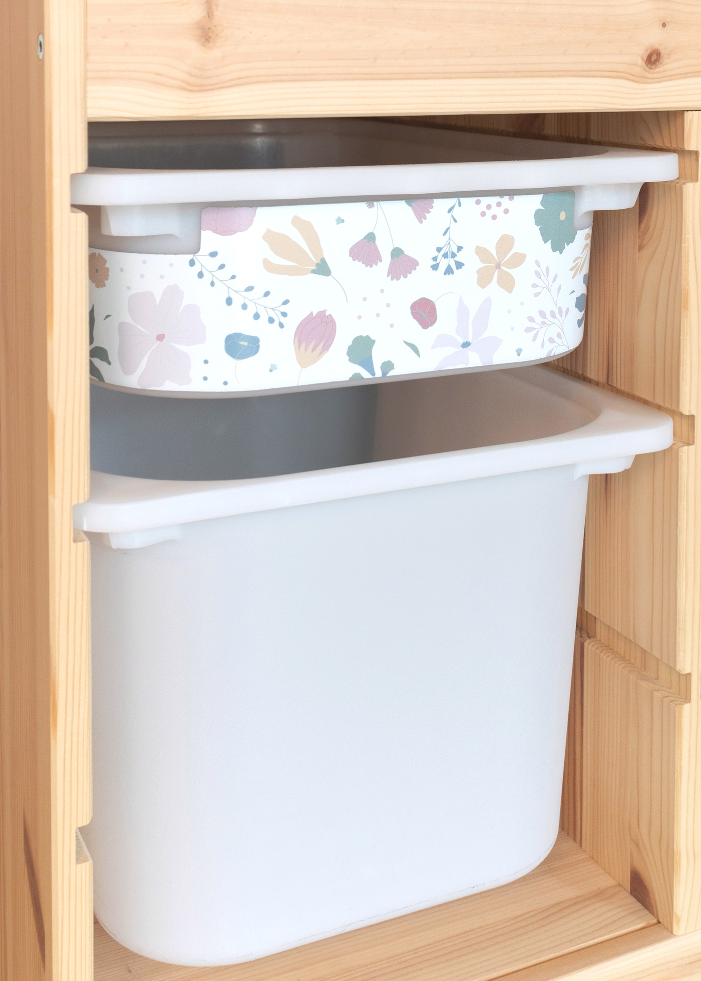 Blumenmuster bunt für IKEA TROFAST Ein IKEA TROFAST Regal im Zimmer, verschönert mit einer bunten Blumenmuster-Klebefolie.