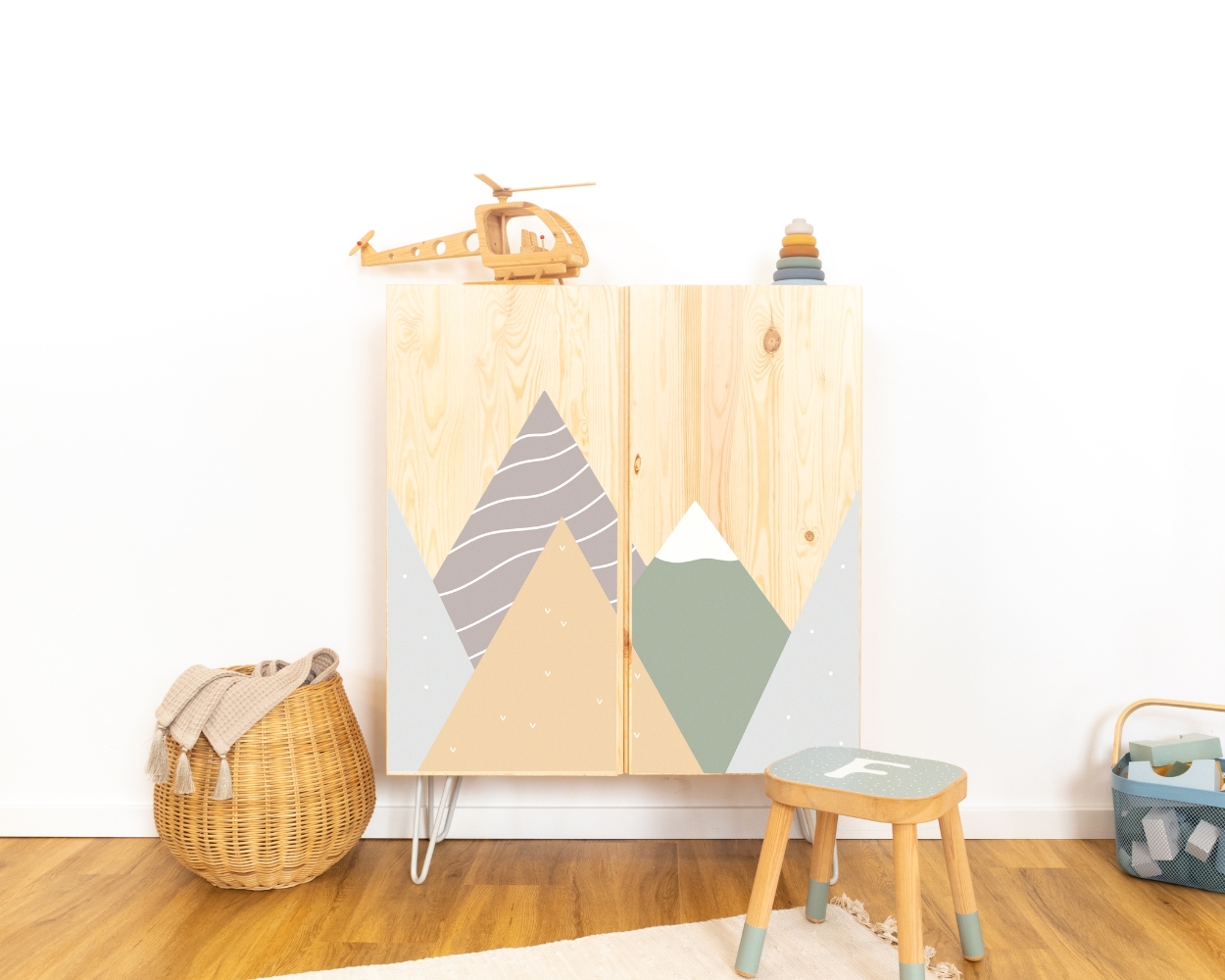 Grüne Farbakzente fürs Babyzimmer mit IKEA IVAR Schrank und Klebefolie mit Bergen Grüne Farbakzente fürs Babyzimmer mit IKEA IVAR Schrank und Klebefolie mit Bergen