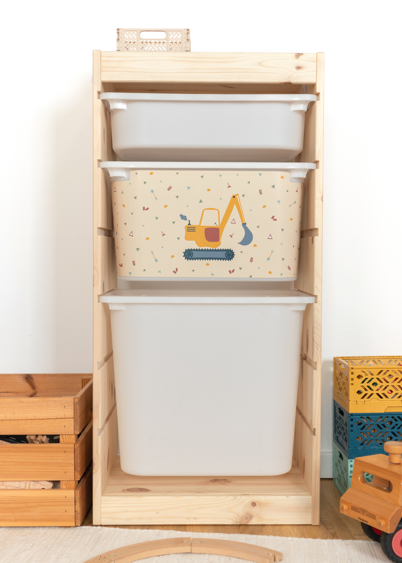 Kinder-Aufbewahrungsbox mit Bagger-Muster Bagger-Motiv auf beige Box im IKEA TROFAST Regal, ideal für Kinderzimmer.