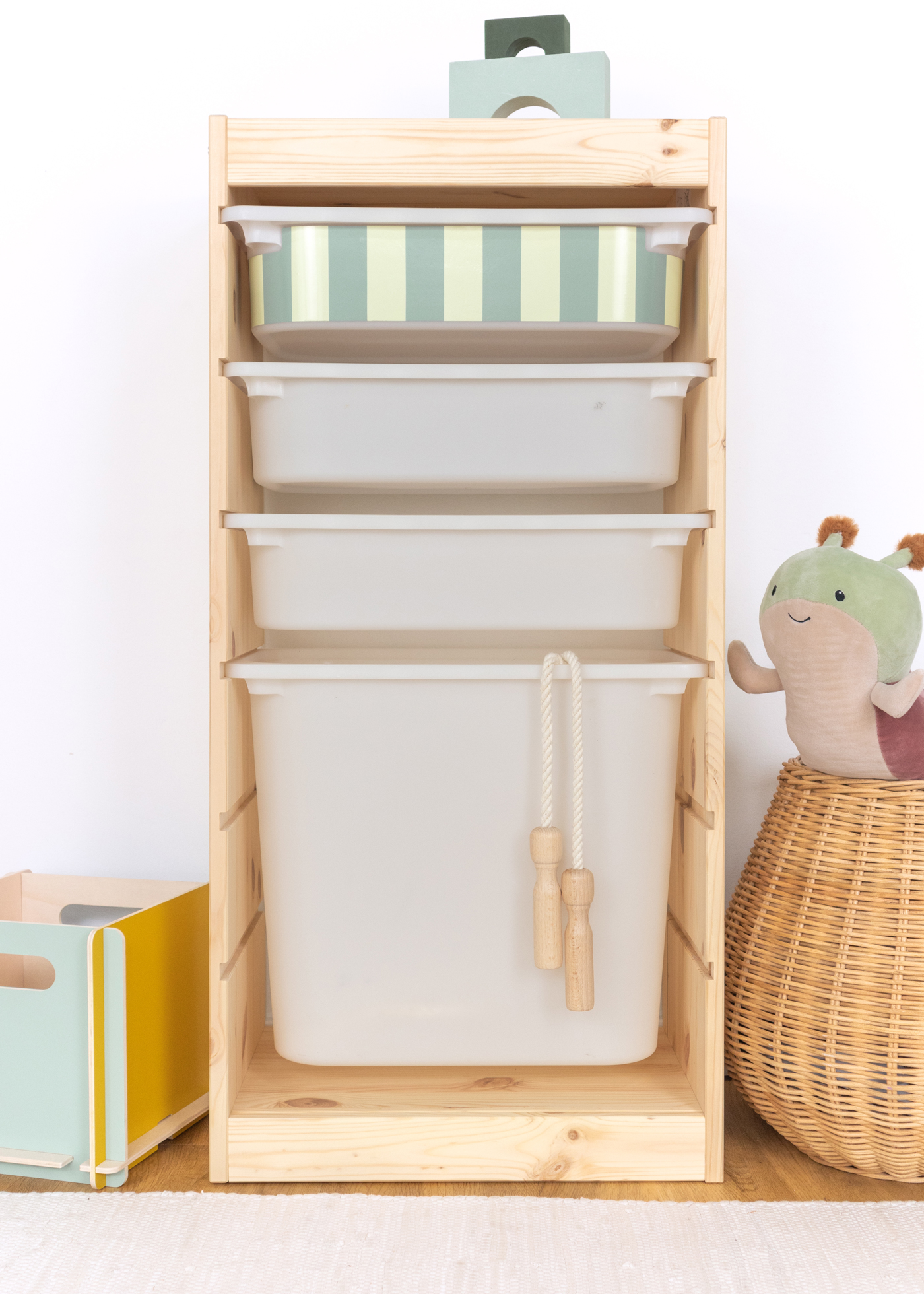 Dekorative Box mit grünem Streifenmuster im TROFAST Regalsystem Aufbewahrungsbox im IKEA TROFAST Regal mit einem modernen grün-gestreiften Muster.