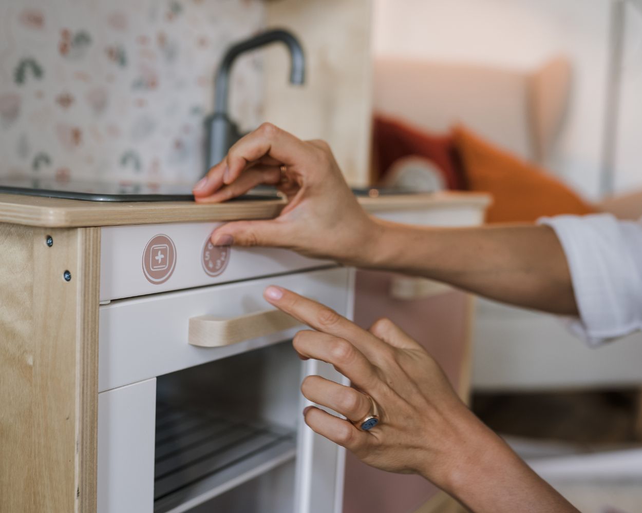 Knöpfe für die Kinderküche aufkleben Knöpfe für die Kinderküche aufkleben