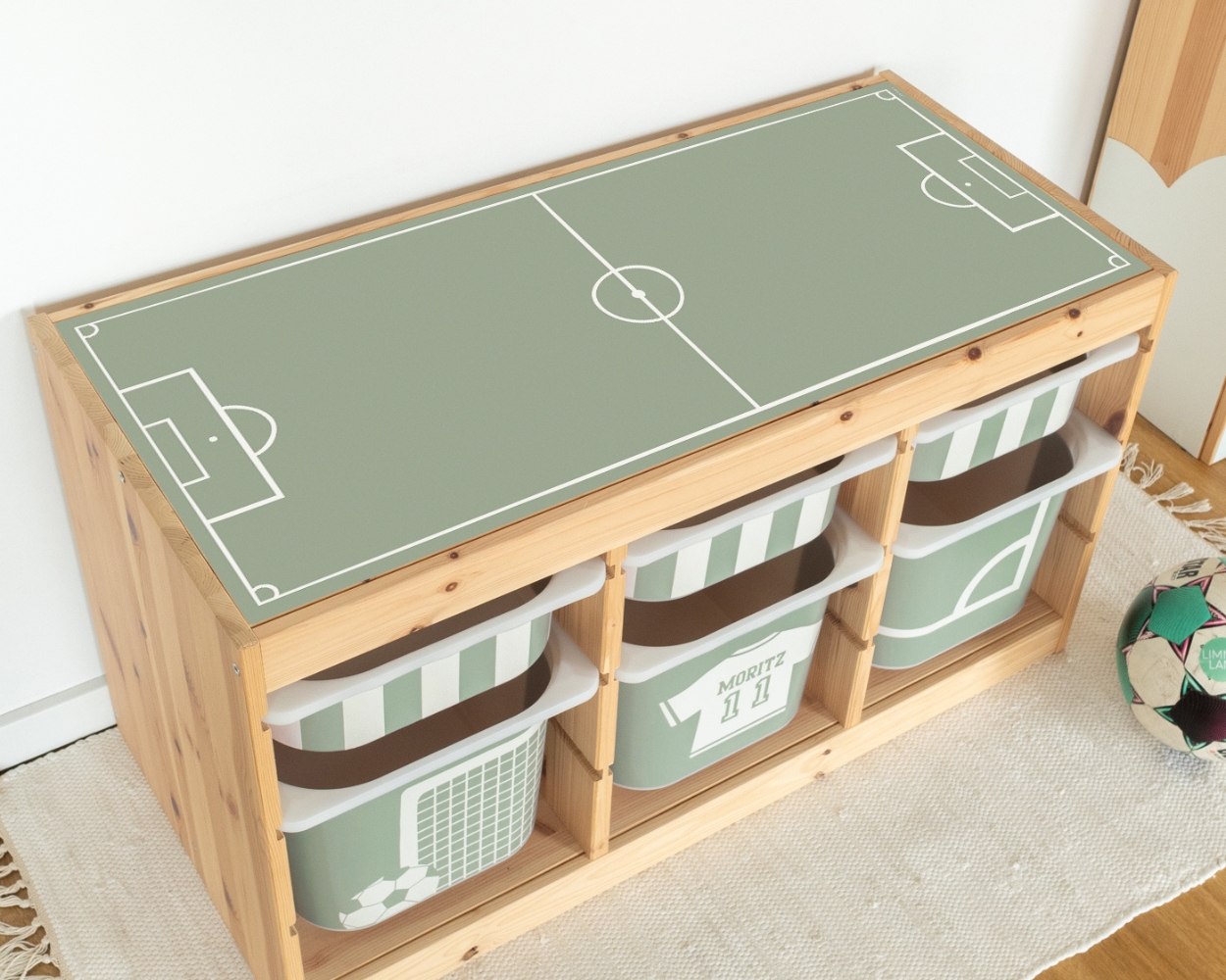 IKEA TROFAST mit Klebefolien verschönern Fußball-Deko und Fußball-Zubehör für das Fußball Kinderzimmer mit passenden Klebefolien mit Fußallmotiven für dein Kinderzimmer Fußball