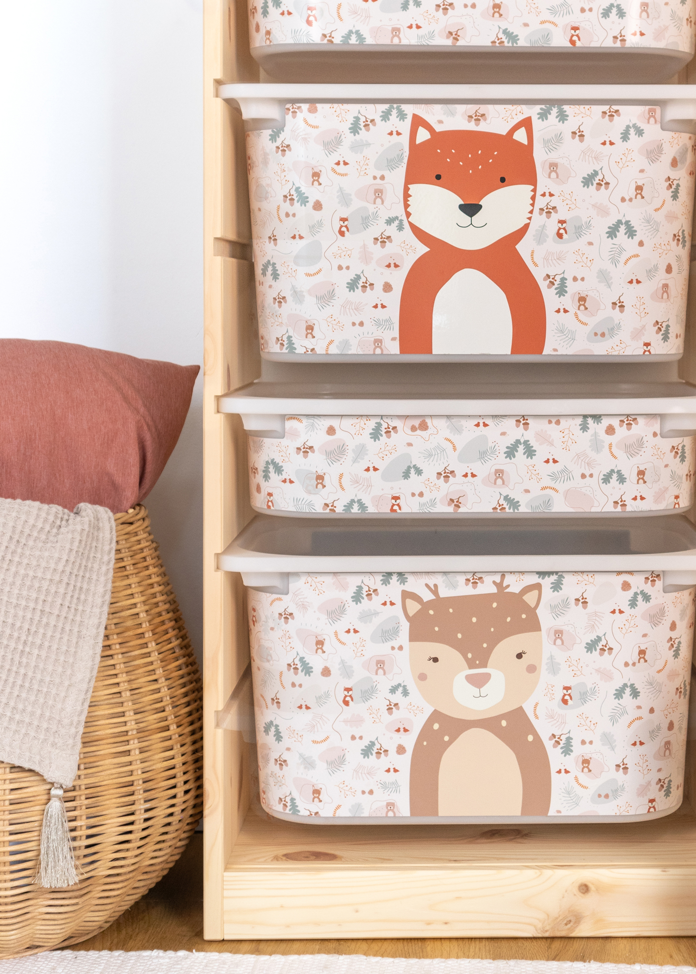 Dekorative Fuchs-Box im TROFAST Regalsystem Aufbewahrungsbox im IKEA TROFAST Regal mit einem Fuchs-Motiv, perfekt für das Kinderzimmer.