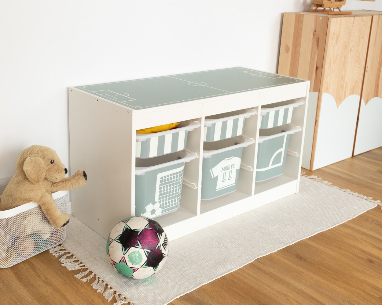 Fußball-Deko und Fußball-Zubehör für das Fußball Kinderzimmer mit passenden Klebefolien mit Fußallmotiven für dein Kinderzimmer Fußball