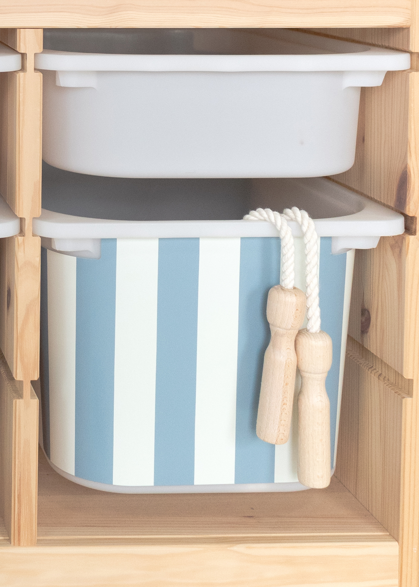 Wieder ablösbare Klebefolie für IKEA TROFAST Box, flexibel und vielseitig Wieder ablösbare Klebefolie für IKEA TROFAST Box mit Streifenmuster, flexibel und vielseitig