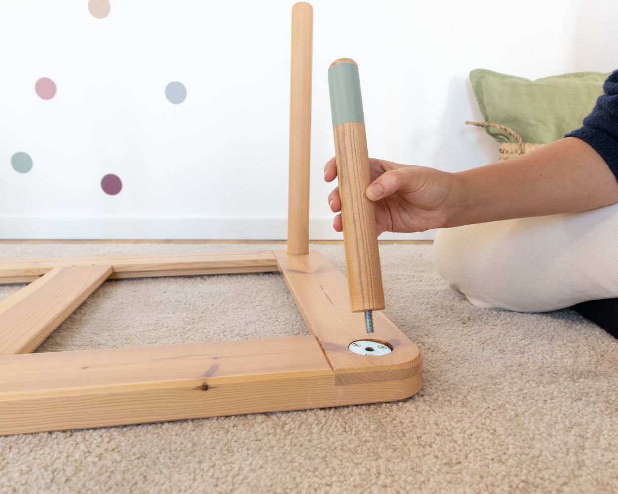 IKEA FLISAT Tisch bekommt kurze Beine IKEA FLISAT Tisch bekommt kurze Beine