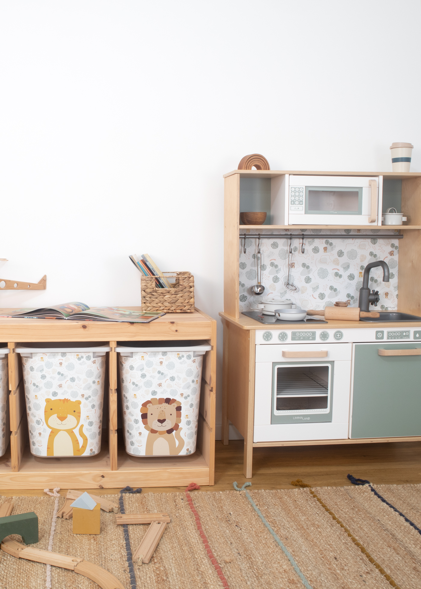 Stylische Waldtier-Dekoration in Grün. Selbstklebende Folie mit Eukalyptusfarbton und Waldtieren.