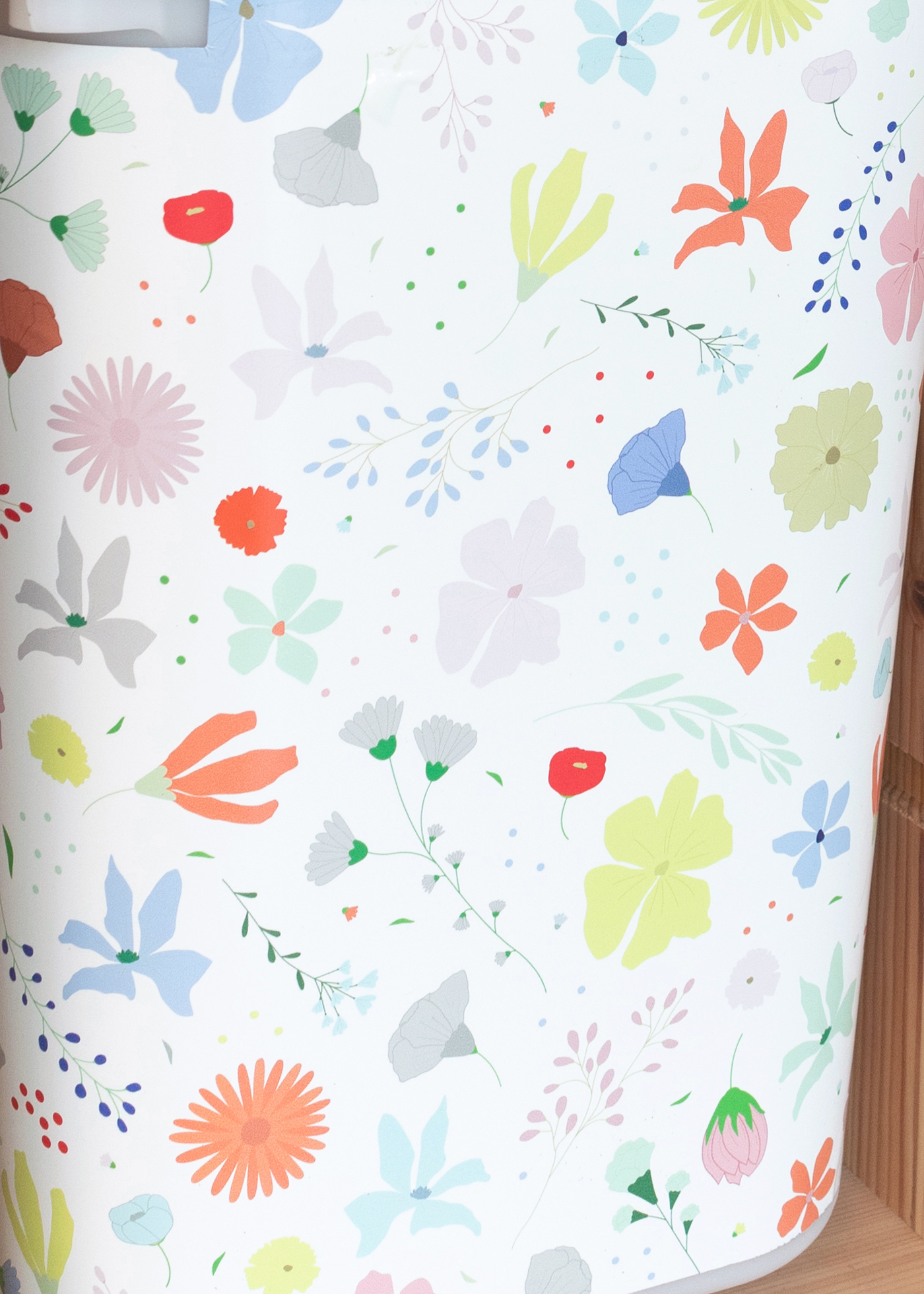 IKEA TROFAST Box mit Blumenmuster Nahaufnahme einer Möbelfolie für die IKEA TROFAST Box mit Blumenmuster