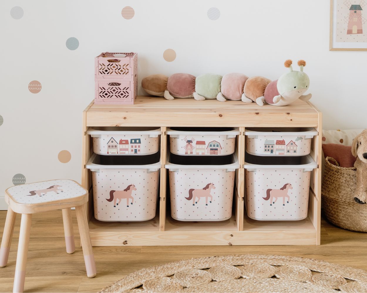 Ikea Trofast Aufbewahrungsboxen mit passender Limmaland-Klebefolie mit Pferdemotiv sowie der Ikea FLisat Kinderhocker mit Pferdemotiv pferdezimmer einrichten