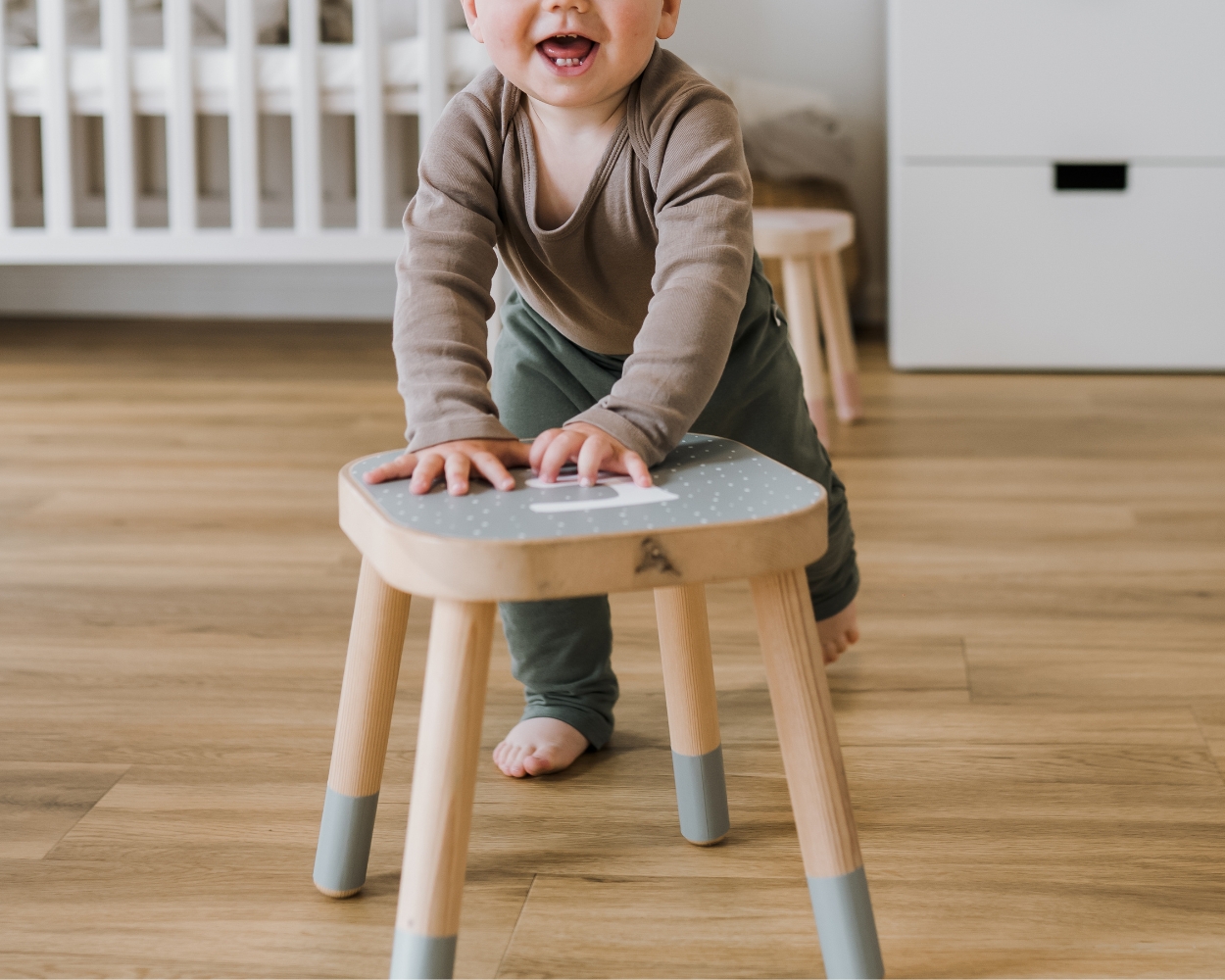 Laufen lernen mit dem IKEA FLISAT Kinderhocker