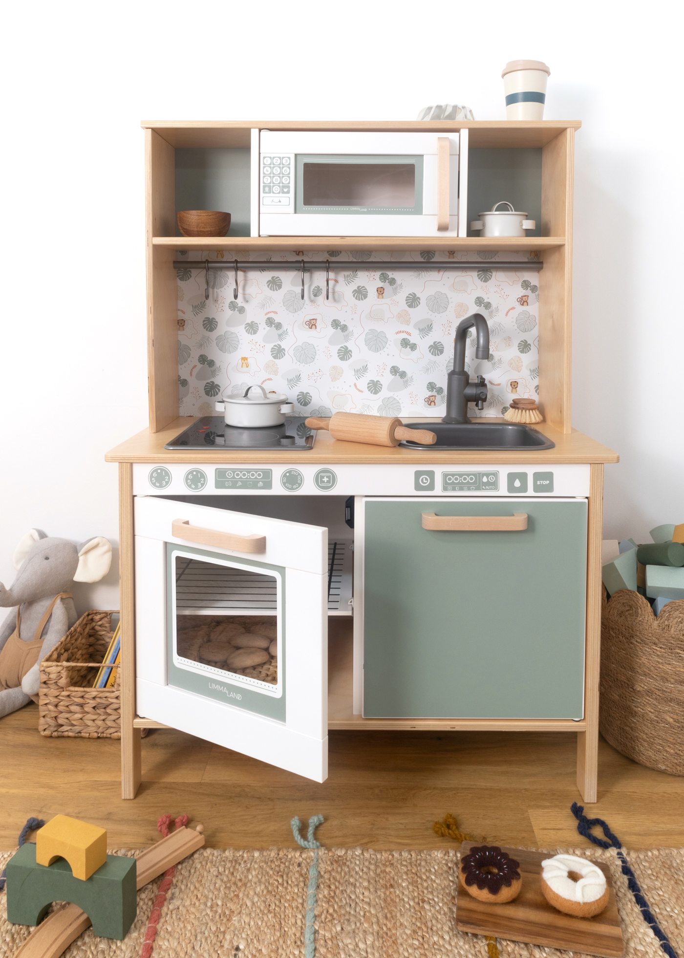 Niedliche Tiger und Affen auf Klebefolie. Niedliche Waldtiere als Motiv für IKEA KURA Kinderküchen.