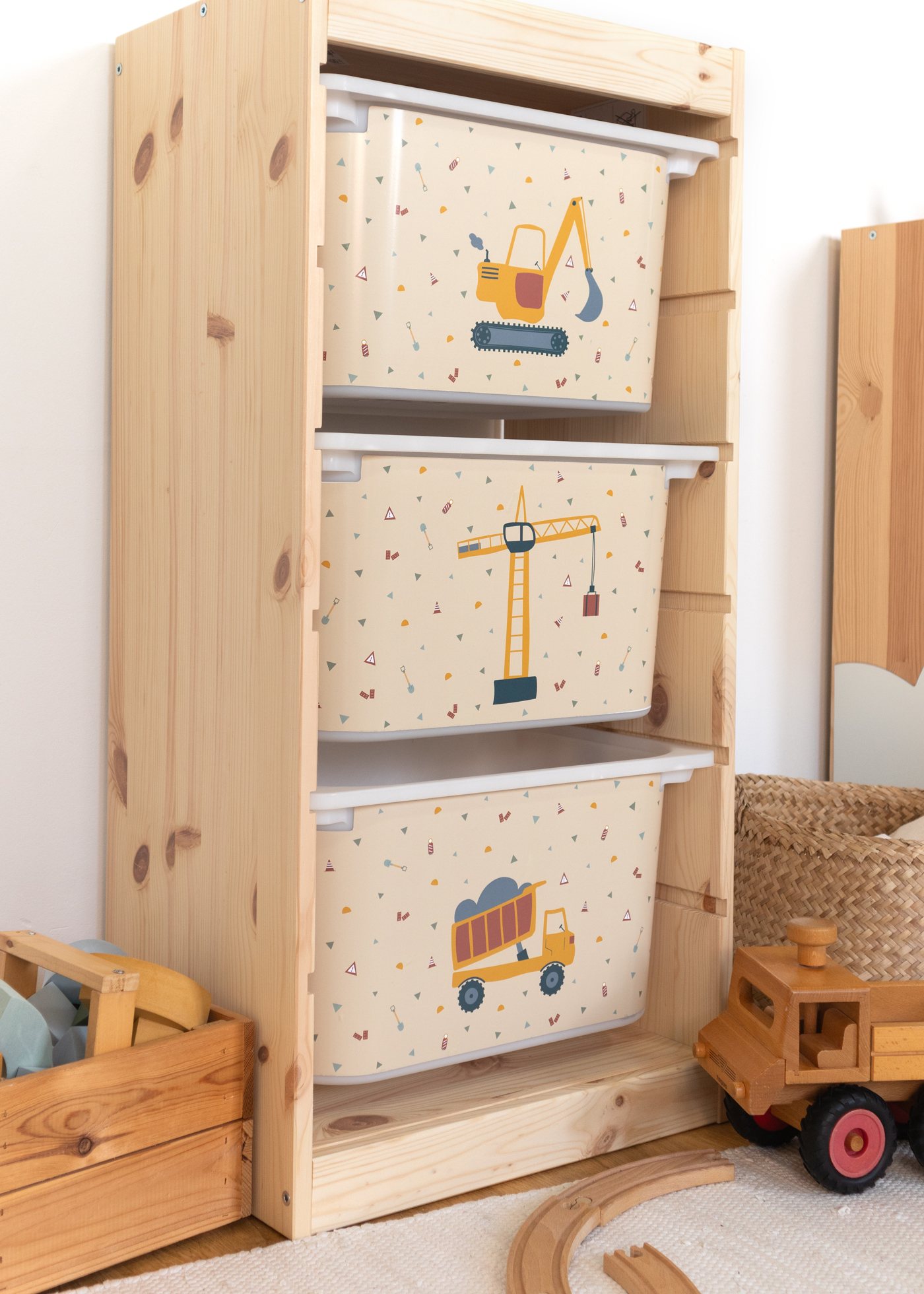 Kran-Motiv auf Aufbewahrungsbox im IKEA TROFAST Regalsystem, ideal für das Kinderzimmer.