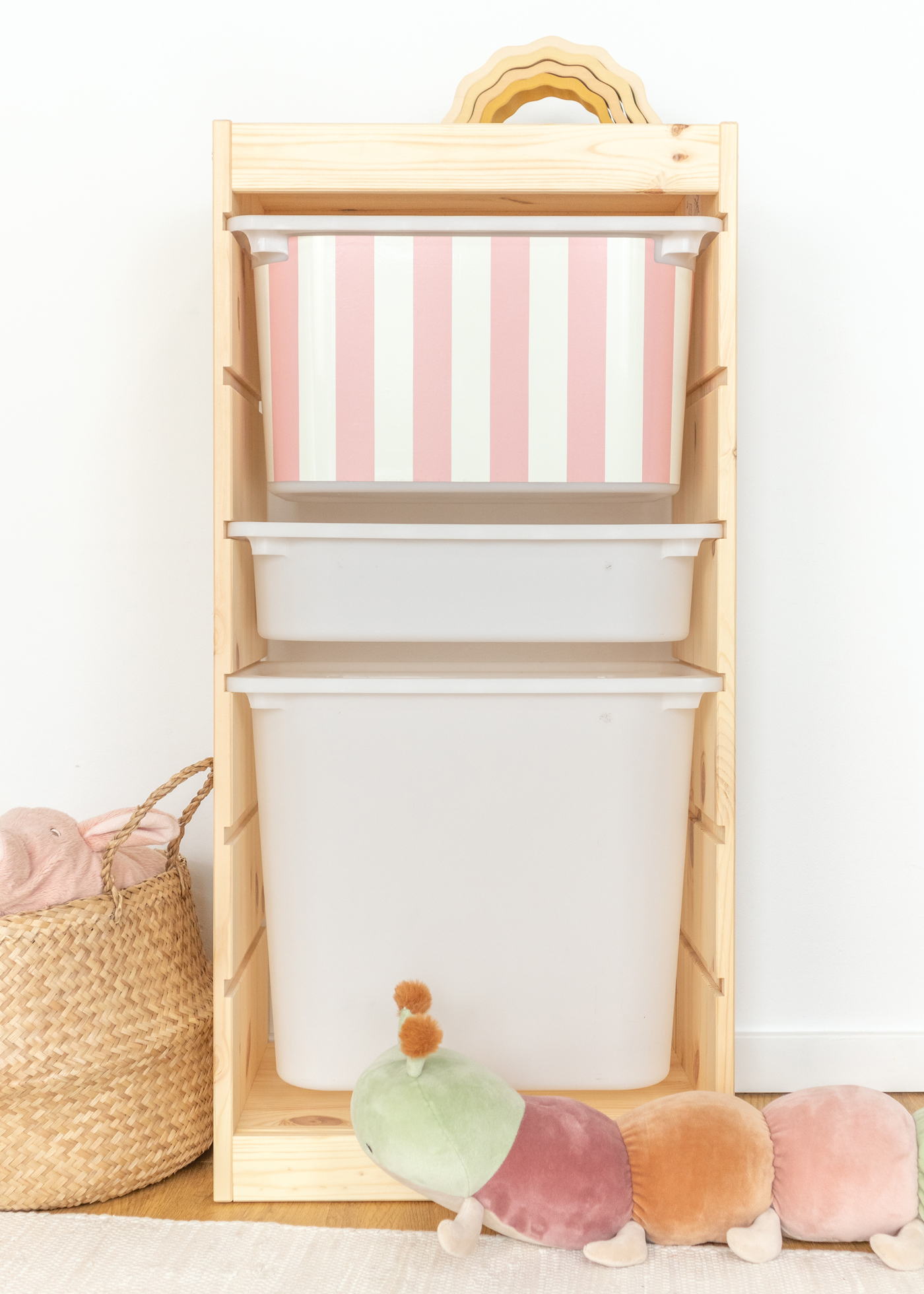 Rosa Streifenmuster auf Aufbewahrungsbox im IKEA TROFAST Regal Kinderfreundliche Box im IKEA TROFAST Regal, bedruckt mit einem fröhlichen rosa Streifenmuster.