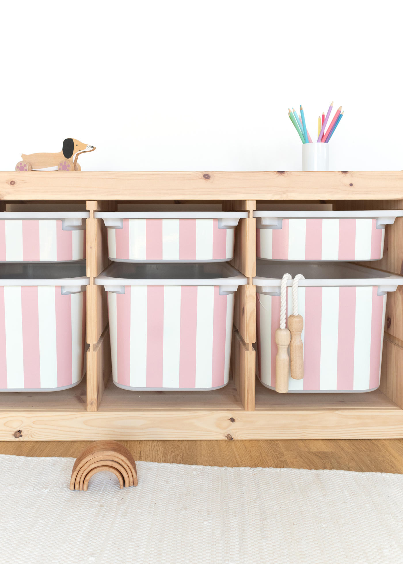 Schöne Klebefolie für IKEA TROFAST Regal, stilvoll und einfach anzuwenden Schöne Klebefolie für IKEA TROFAST Regal mit Streifenmuster, stilvoll und einfach anzuwenden