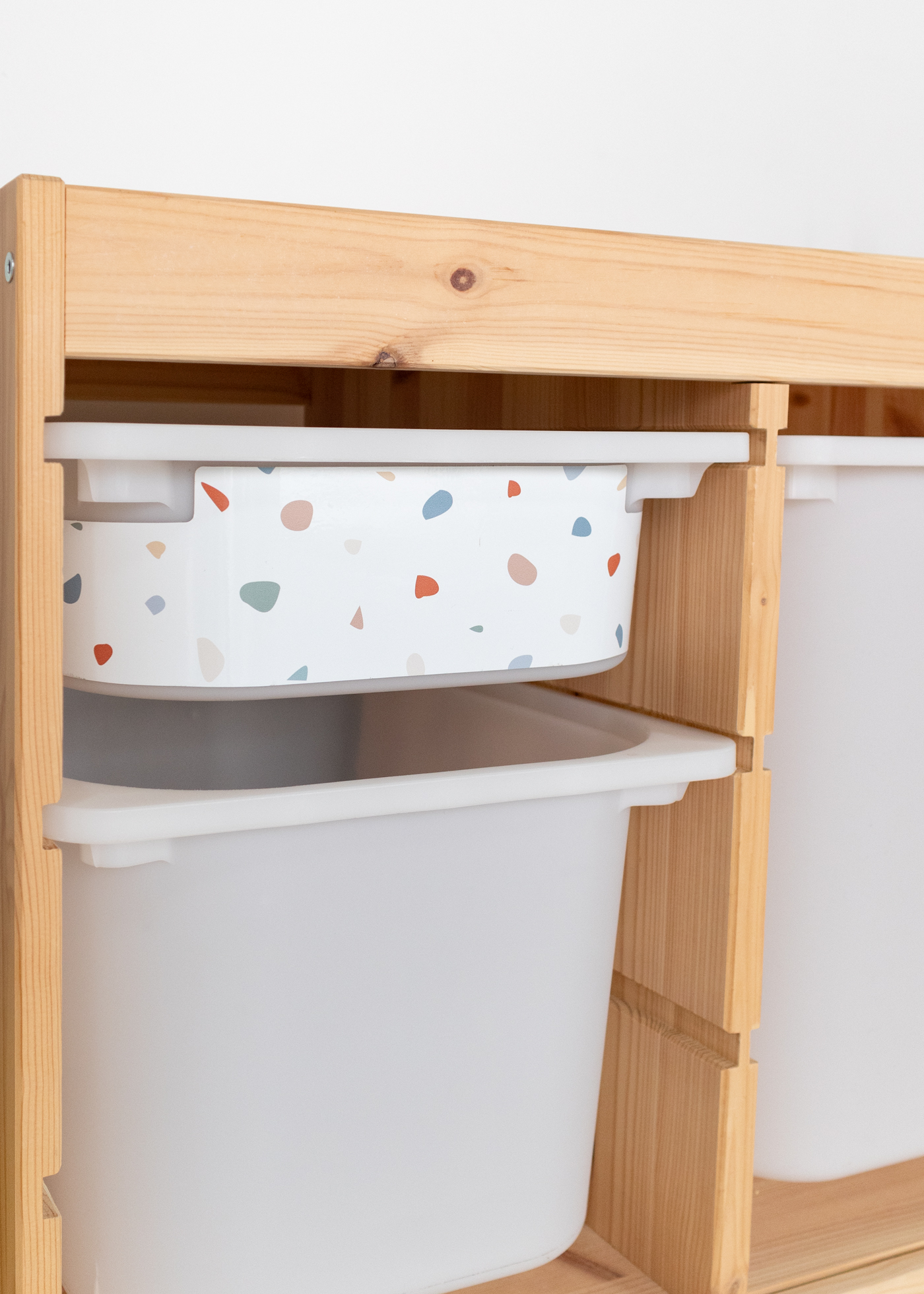 Selbstklebende Terrazzo Folie für IKEA TROFAST Regal Selbstklebende bunte Klebefolie für IKEA TROFAST Regal mit Terrazzo Muster