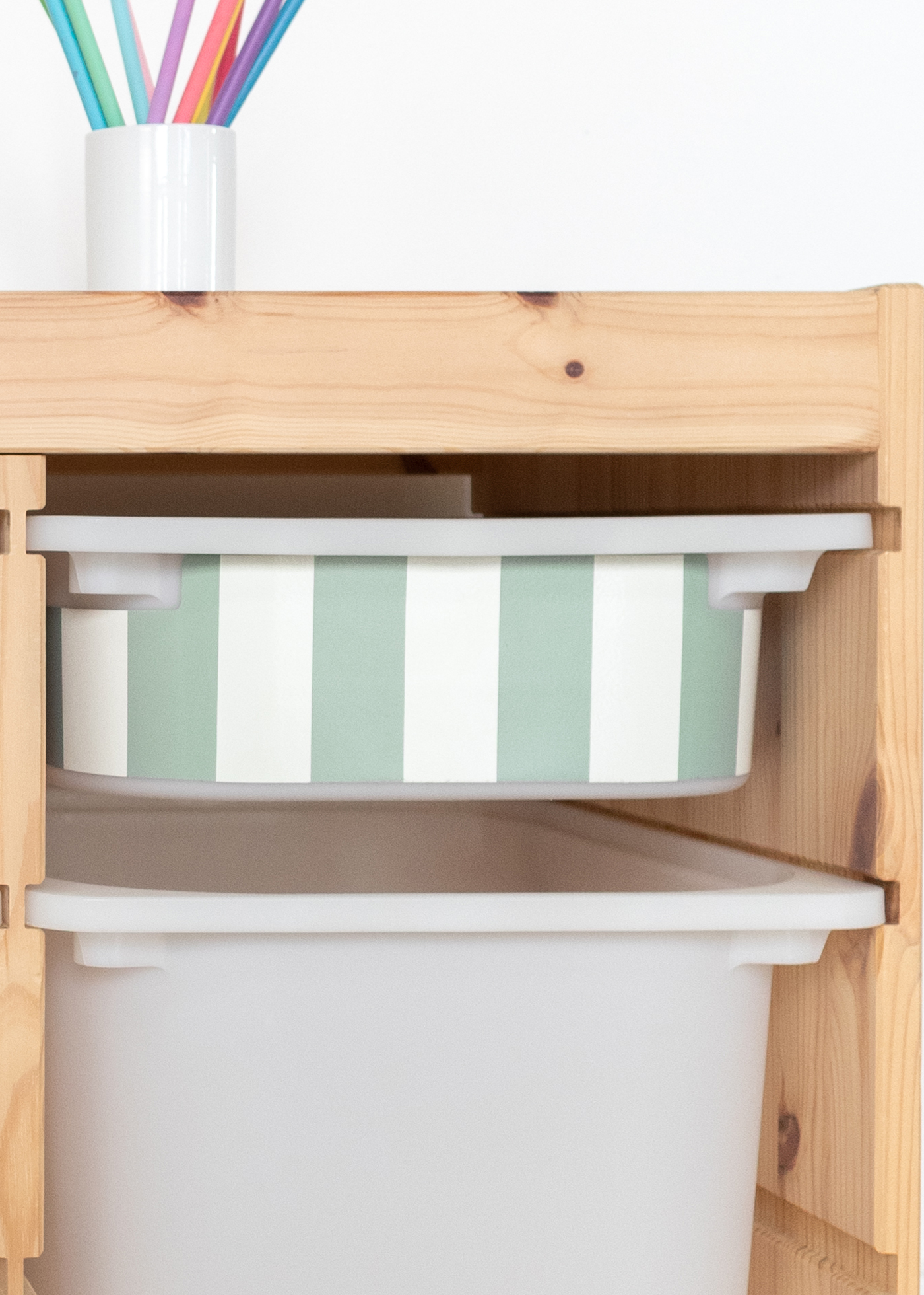 Schöne Klebefolie für IKEA TROFAST Regal Schöne Klebefolie für IKEA TROFAST Regal mit buntem Streifenmuster, verschönert jedes Möbelstück