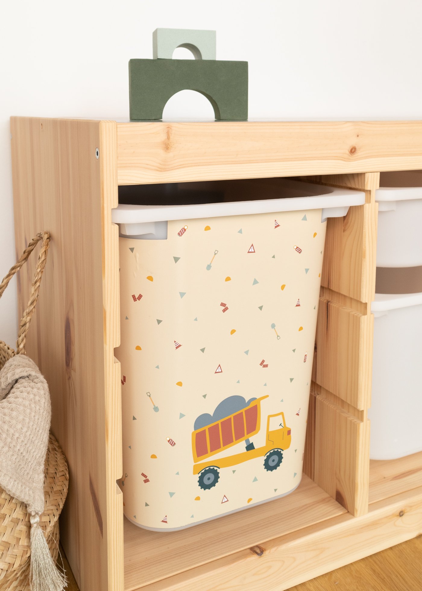 IKEA Regal mit Bagger-Aufbewahrung Aufbewahrungslösung von IKEA mit Baggermotiv in einem TROFAST Regal.