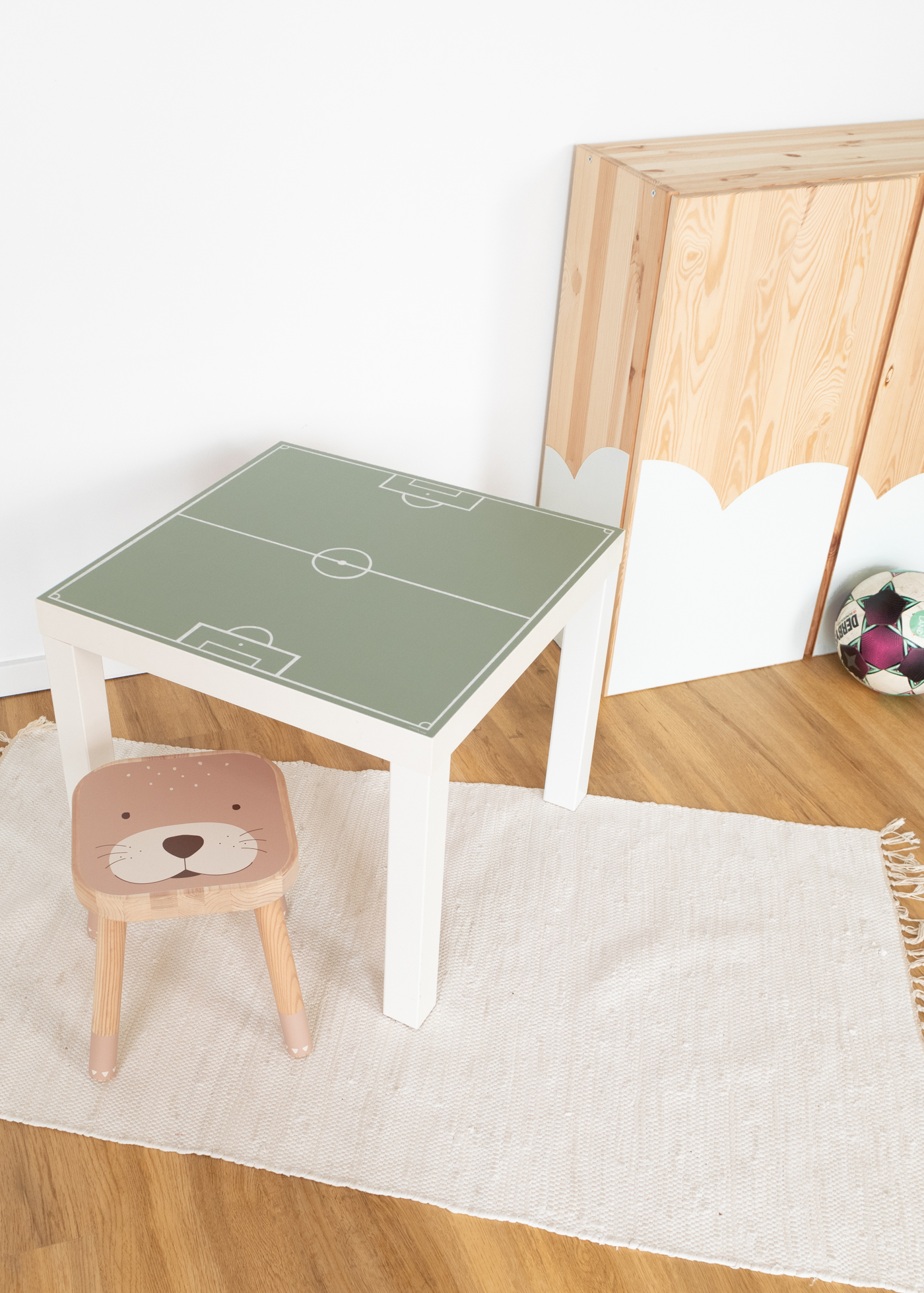IKEA LACK Klebefolie als Fußball Deko für dein Fußball Kinderzimmer als Fußballzimmer Deko mit Fußballmotiven passend für die Fußball EM IKEA LACK Klebefolie als Fußball Deko für dein Fußball Kinderzimmer als Fußballzimmer Deko mit Fußballmotiven passend für die Fußball EM