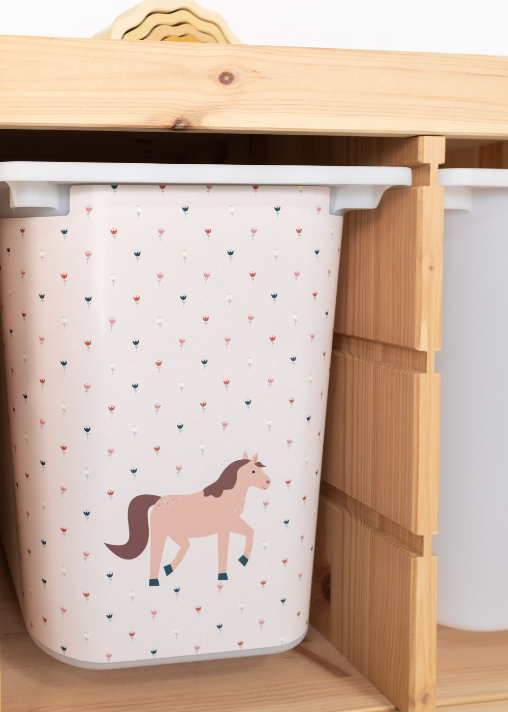 Klebefolie mit Pferdemotiv für Ikea Trofast Boxen Ikea Trofast Regal mit passender Klebeflie von Limmaland mit Pferden verschönern