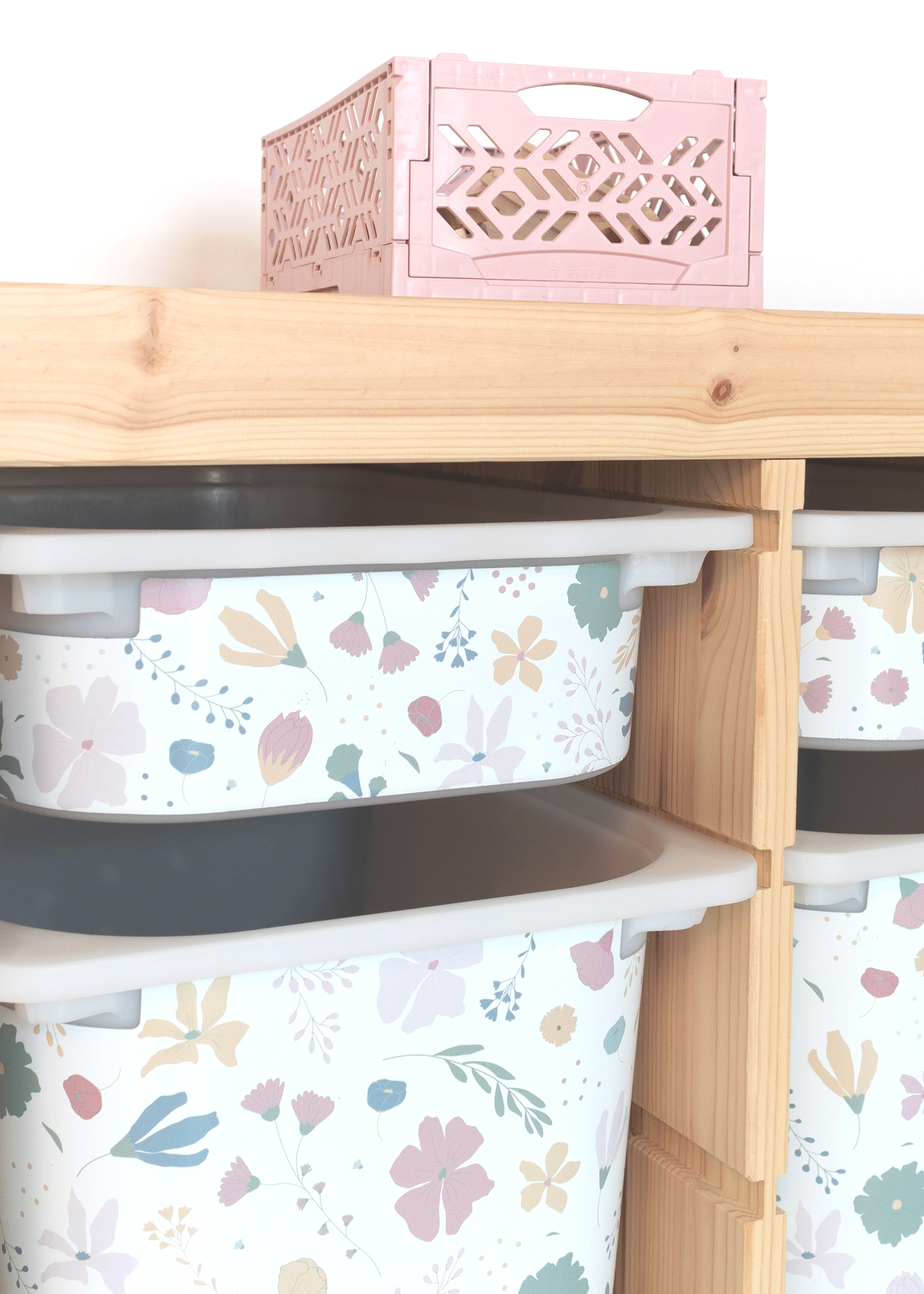 Klebefolie mit Blumenmuster für IKEA TROFAST Regal Ein IKEA TROFAST Regal im Raum, dekoriert mit einer farbenfrohen Blumenmuster-Klebefolie.