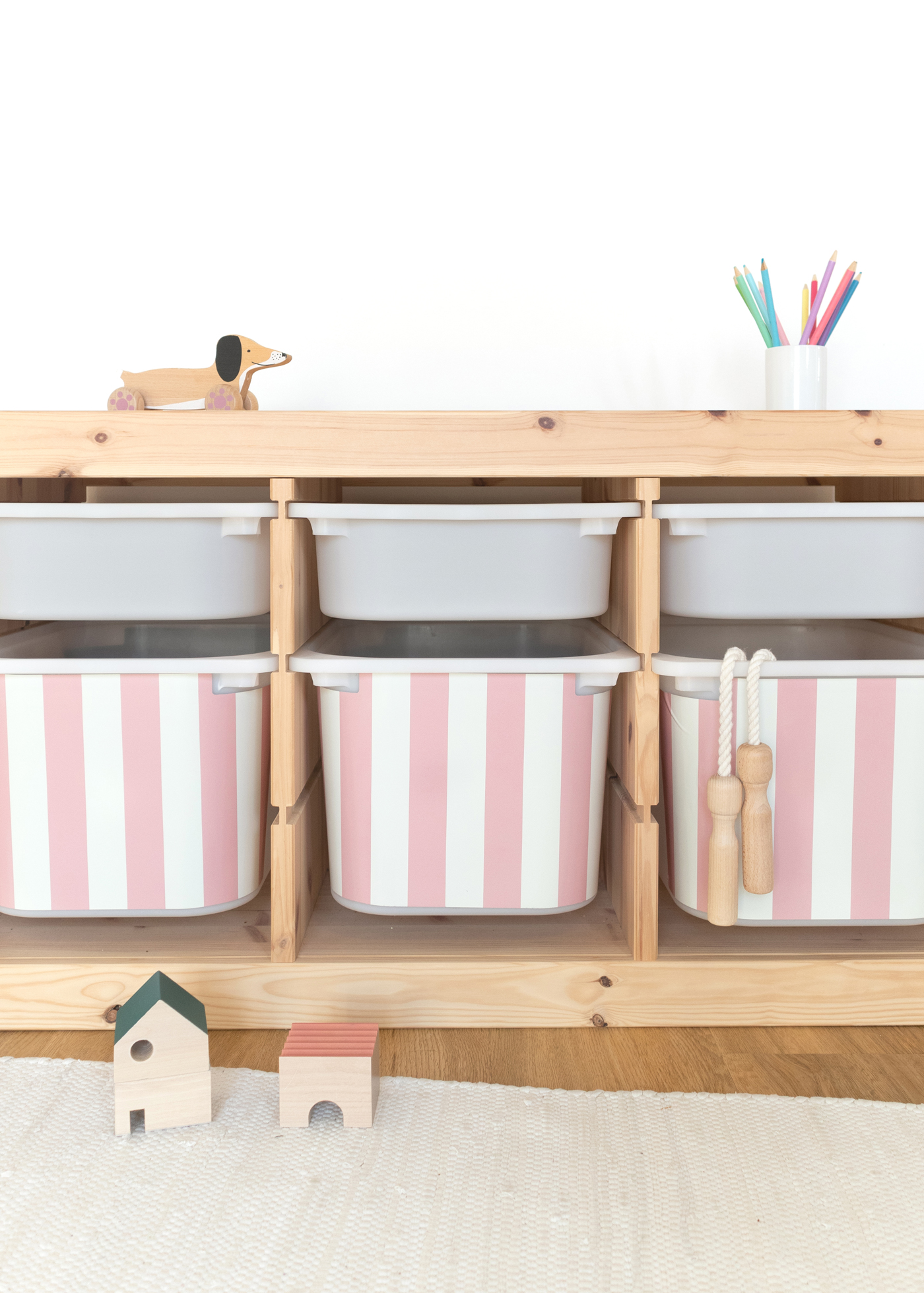 Wieder ablösbare Klebefolie für IKEA TROFAST Box, flexibel und einfach zu wechseln Wieder ablösbare Klebefolie für IKEA TROFAST Box mit Streifenmuster, flexibel und einfach zu wechseln