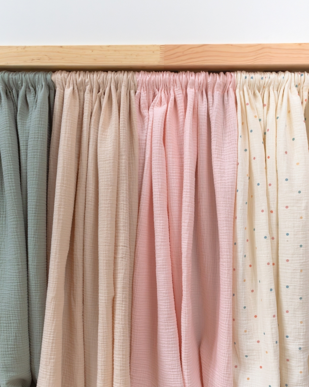 Bunte Gardinen für das KURA Bett