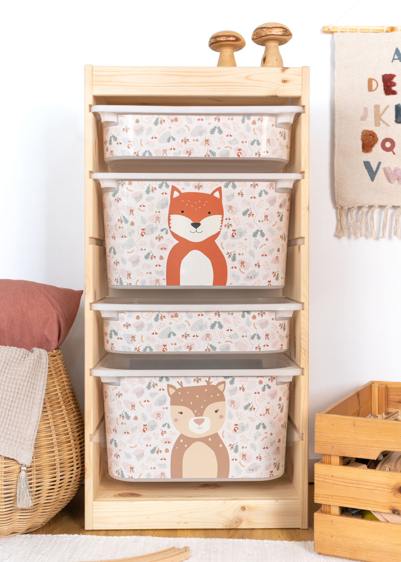 Fuchs-Motiv Box im IKEA TROFAST Regal Kinderfreundliche Box mit Fuchs-Motiv im IKEA TROFAST Regal, ideal für Wald-Themen im Kinderzimmer.