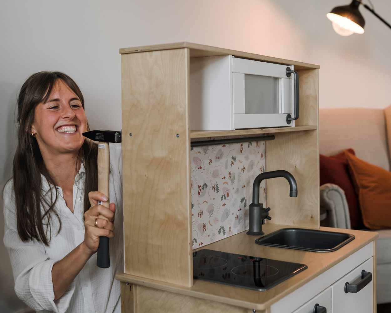 Rückwand an Kinderküche anbringen Rückwand an Kinderküche anbringen