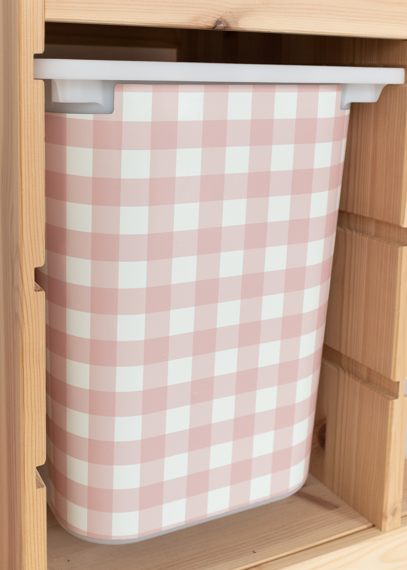 Sommerliche Klebefolie für IKEA TROFAST Boxen mit Karomuster Sommerliche Klebefolie für IKEA TROFAST Boxen mit Karomuster verwenden