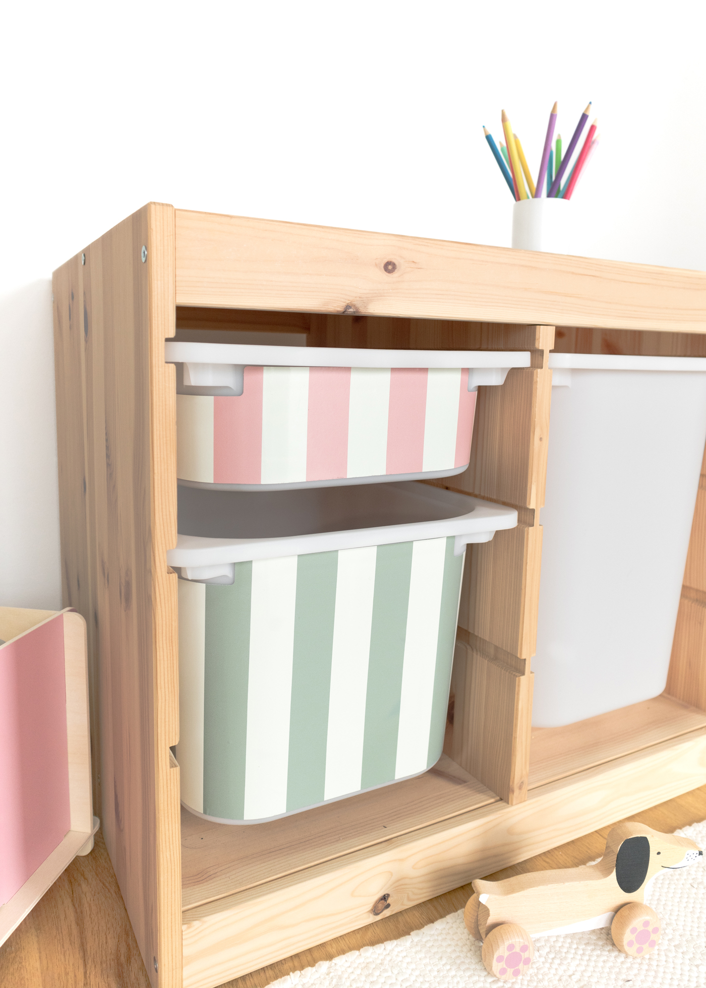 Klebefolie für IKEA TROFAST Regal mit Streifenmuster, leicht anzubringen Selbstklebende Klebefolie für IKEA TROFAST Regal mit buntem Streifenmuster, einfach anzubringen