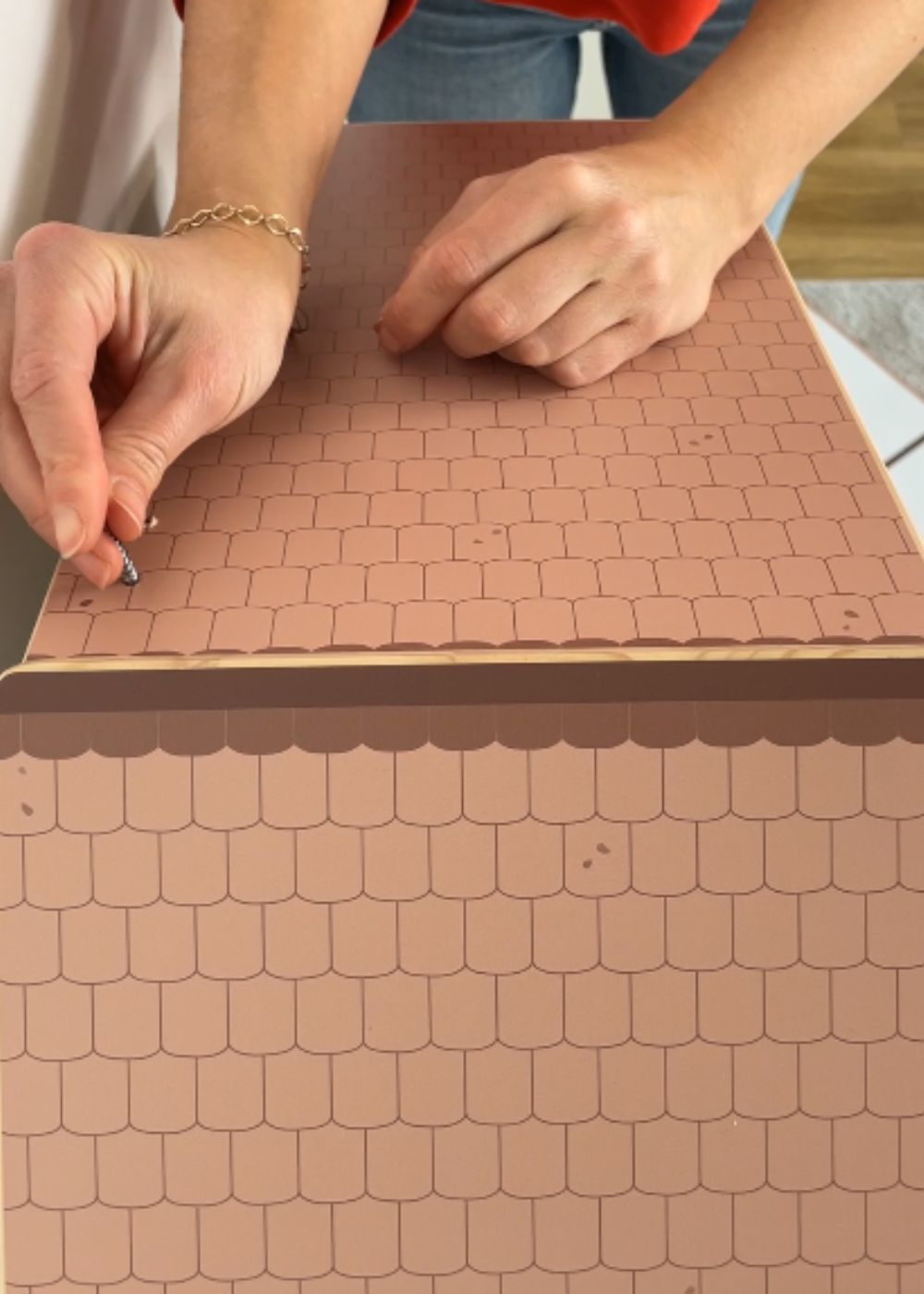 Löcher Puppenhausdach stechen Löcher Puppenhausdach stechen