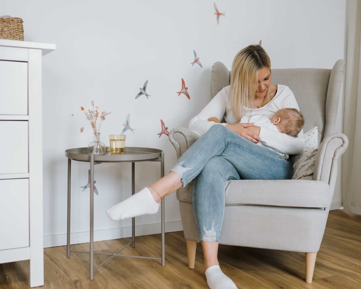 Stillende Mutter im IKEA Stillsessel  Stillende Mutter im IKEA Stillsessel