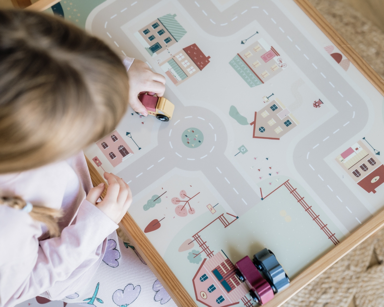 Mädchen spielt am Spieltisch Mädchen spielt am Spieltisch