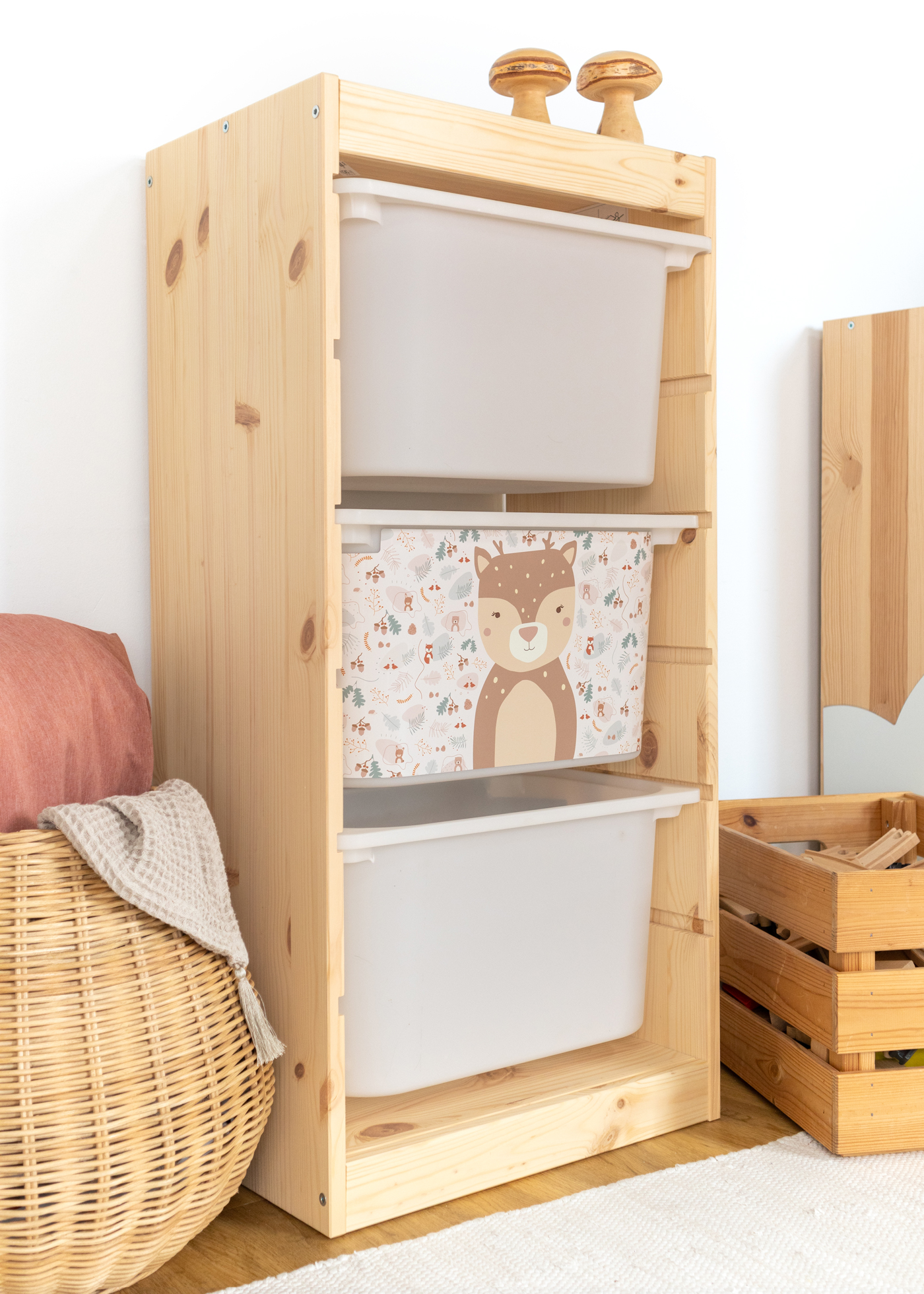Aufbewahrungsbox im IKEA TROFAST Regal mit einem kindgerechten Reh-Motiv im Waldstil. TROFAST Regal mit Reh-Motiv auf der Aufbewahrungsbox