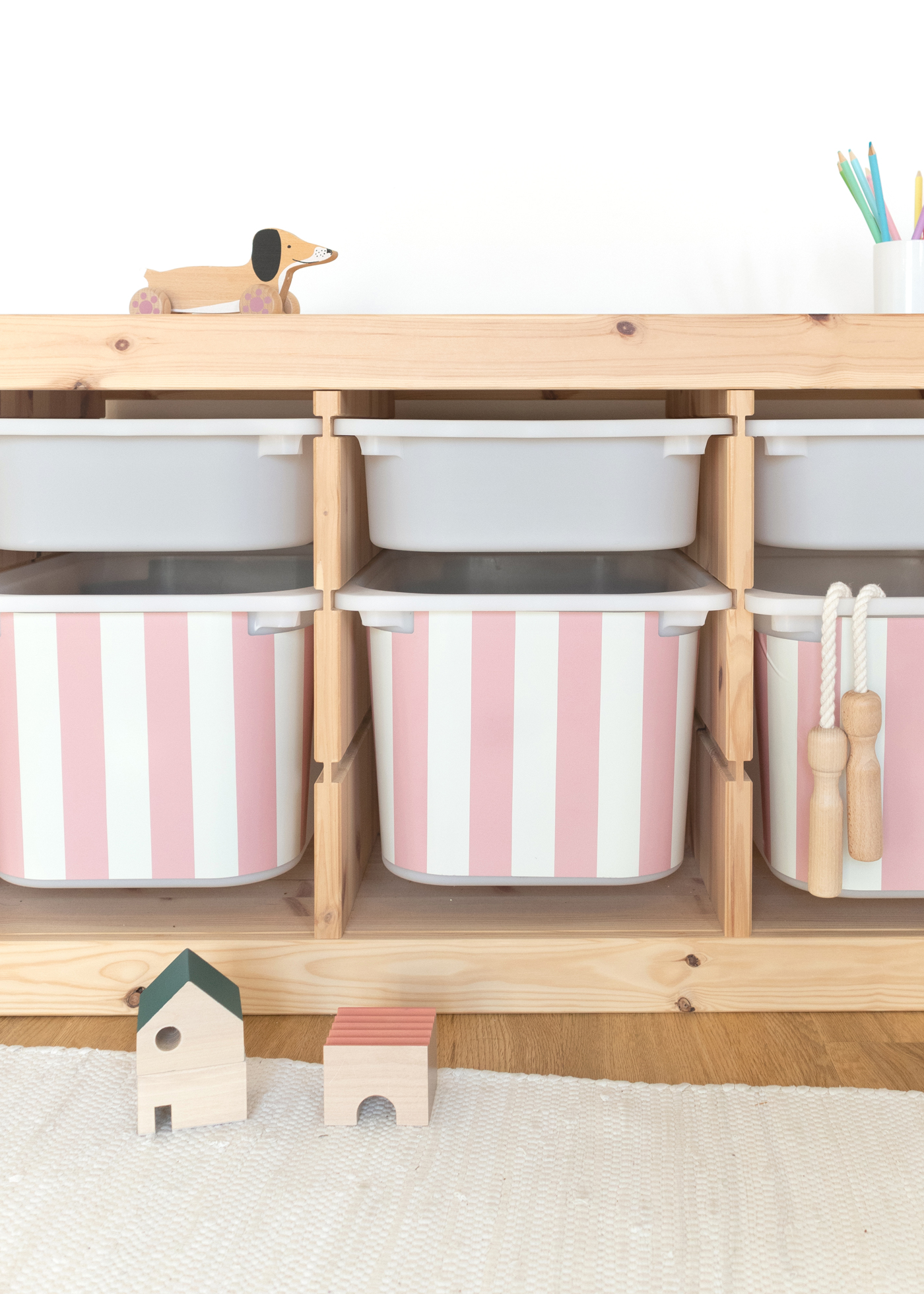 Hochwertige Klebefolie für IKEA TROFAST Regal, perfekt für jedes Zimmer Hochwertige Klebefolie für IKEA TROFAST Regal mit buntem Streifenmuster, perfekt für jedes Zimmer