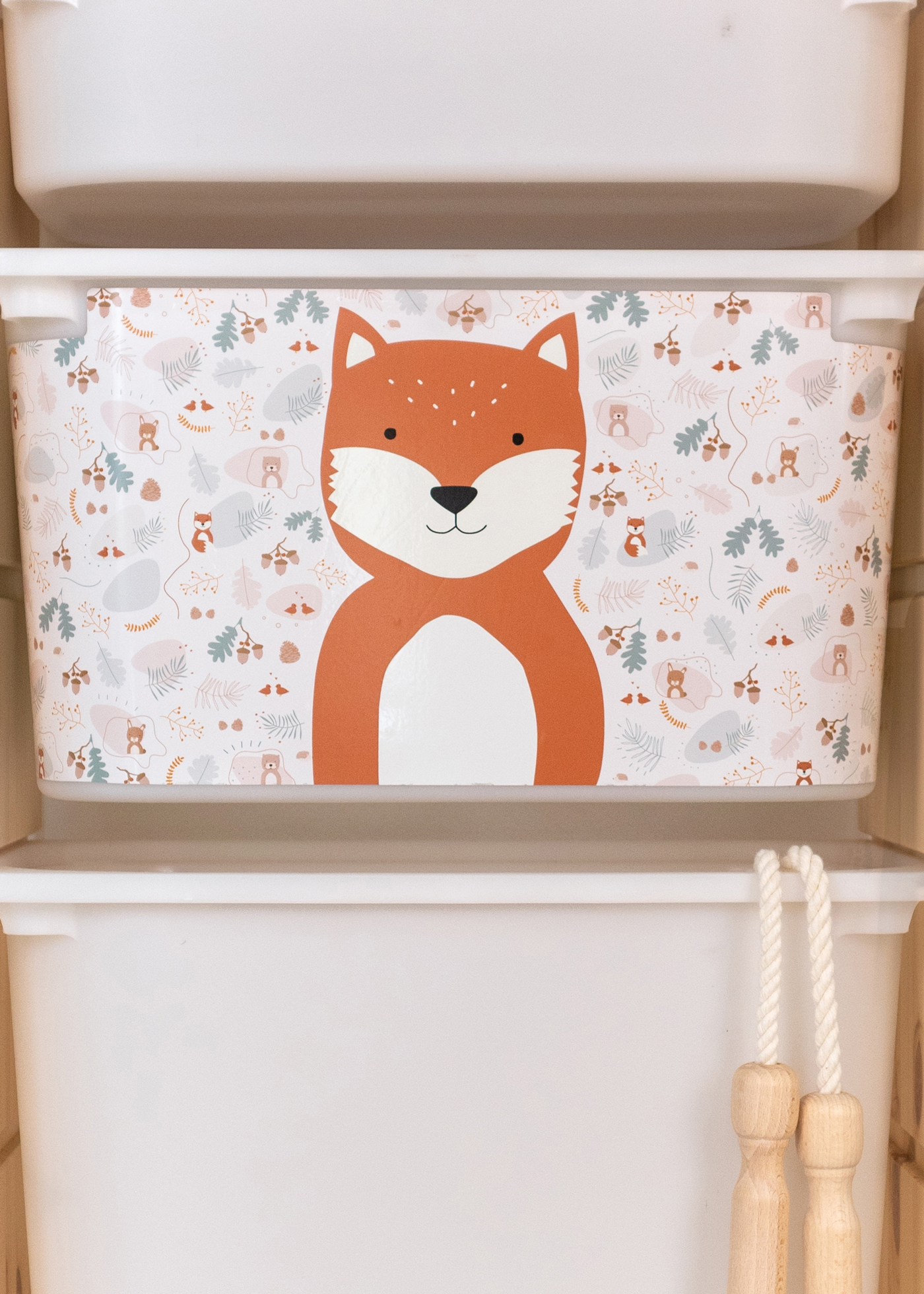 Aufbewahrungslösung mit Fuchs-Motiv im IKEA Regal IKEA TROFAST Regal mit Aufbewahrungsbox, bedruckt mit einem Wald-Fuchs für das Kinderzimmer.