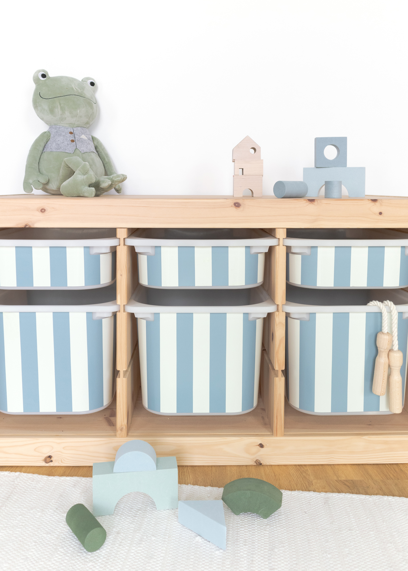 Schöne Klebefolie für IKEA TROFAST Regal, stilvolle Dekoration Schöne Klebefolie für IKEA TROFAST Regal im Streifenmuster, ideal für eine stilvolle Dekoration