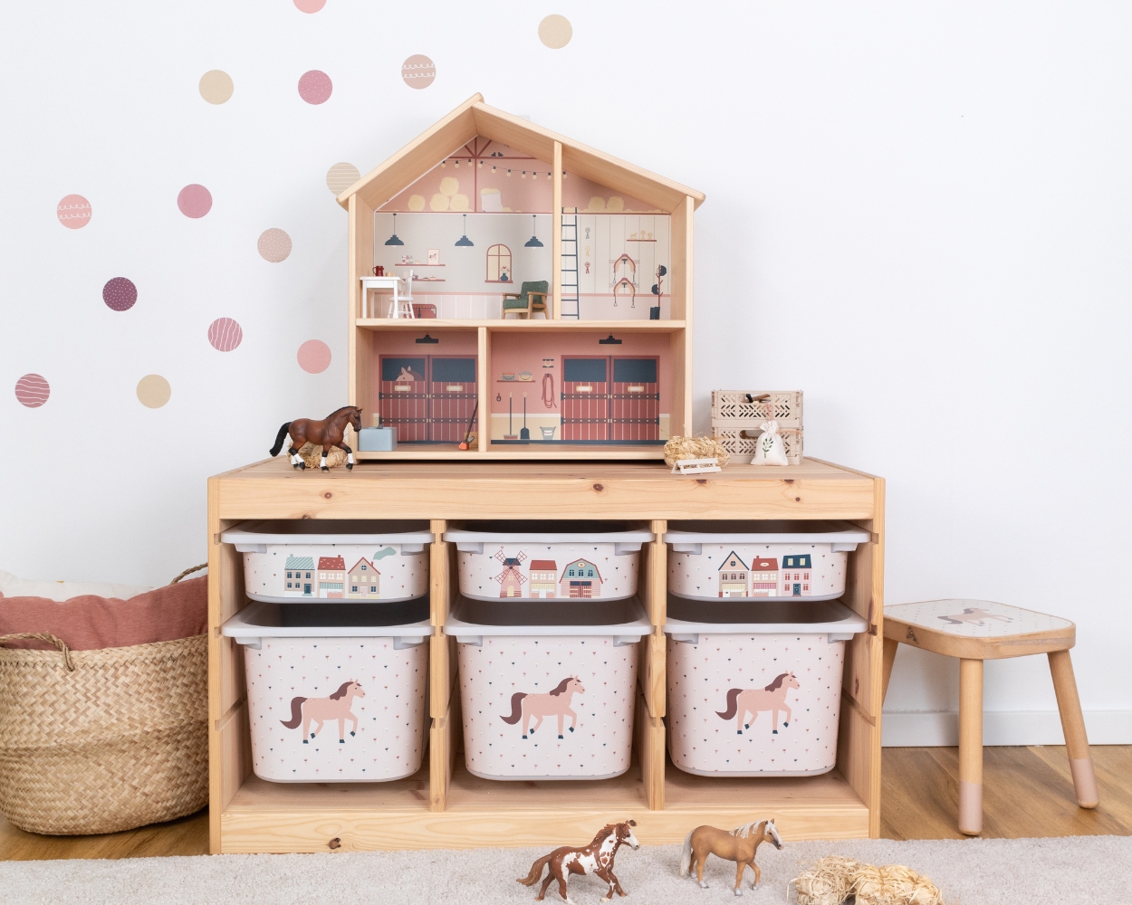 Kinderzimmer Pferde mit Tiermotiven gestalten mit passenden Klebefolien für das Ikea Flisat Puppenhaus oder Ikea Trofast Regal