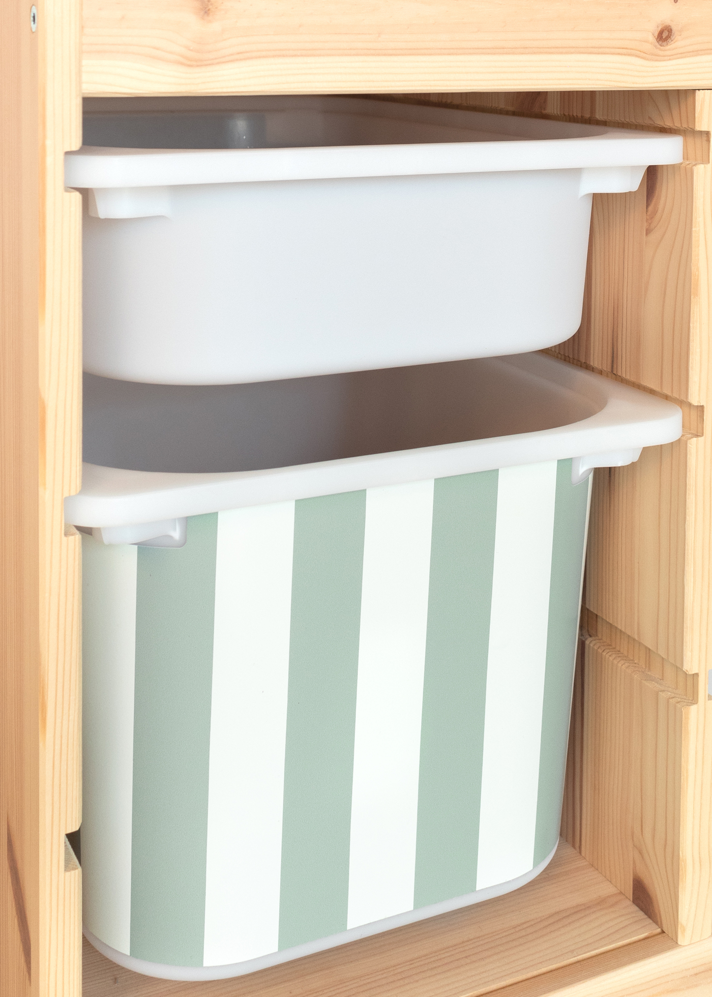 IKEA TROFAST Boxen mit buntem Streifenmuster, langlebig IKEA TROFAST Boxen mit buntem Streifenmuster, langlebig und dekorativ
