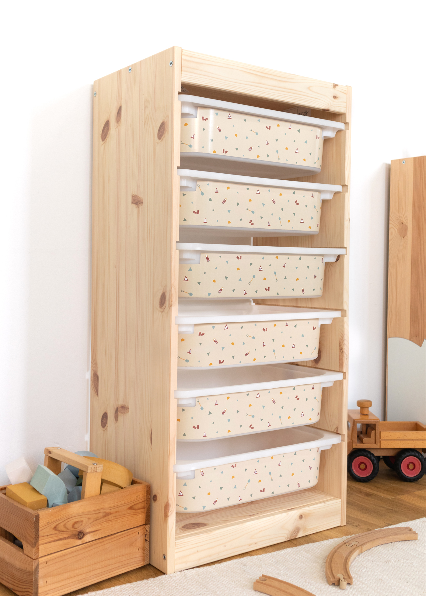 Baustellen-Motiv Box im IKEA TROFAST Regal Kinderfreundliche Box mit kombiniertem Muster aus Bagger, Kran und Kipplader im IKEA TROFAST Regal.