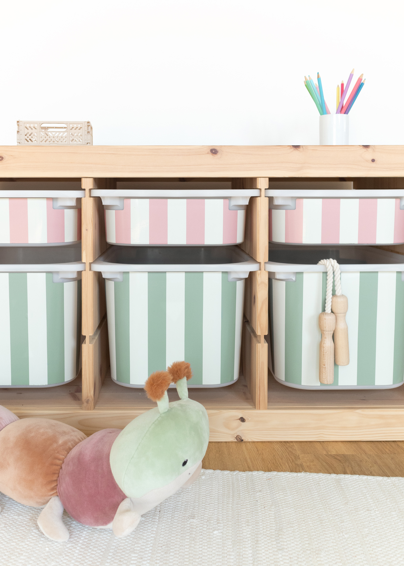 Hochwertige Klebefolie für IKEA TROFAST Boxen im bunten Streifenmuster Hochwertige Klebefolie für IKEA TROFAST Boxen im bunten Streifenmuster, stilvoll und langlebig