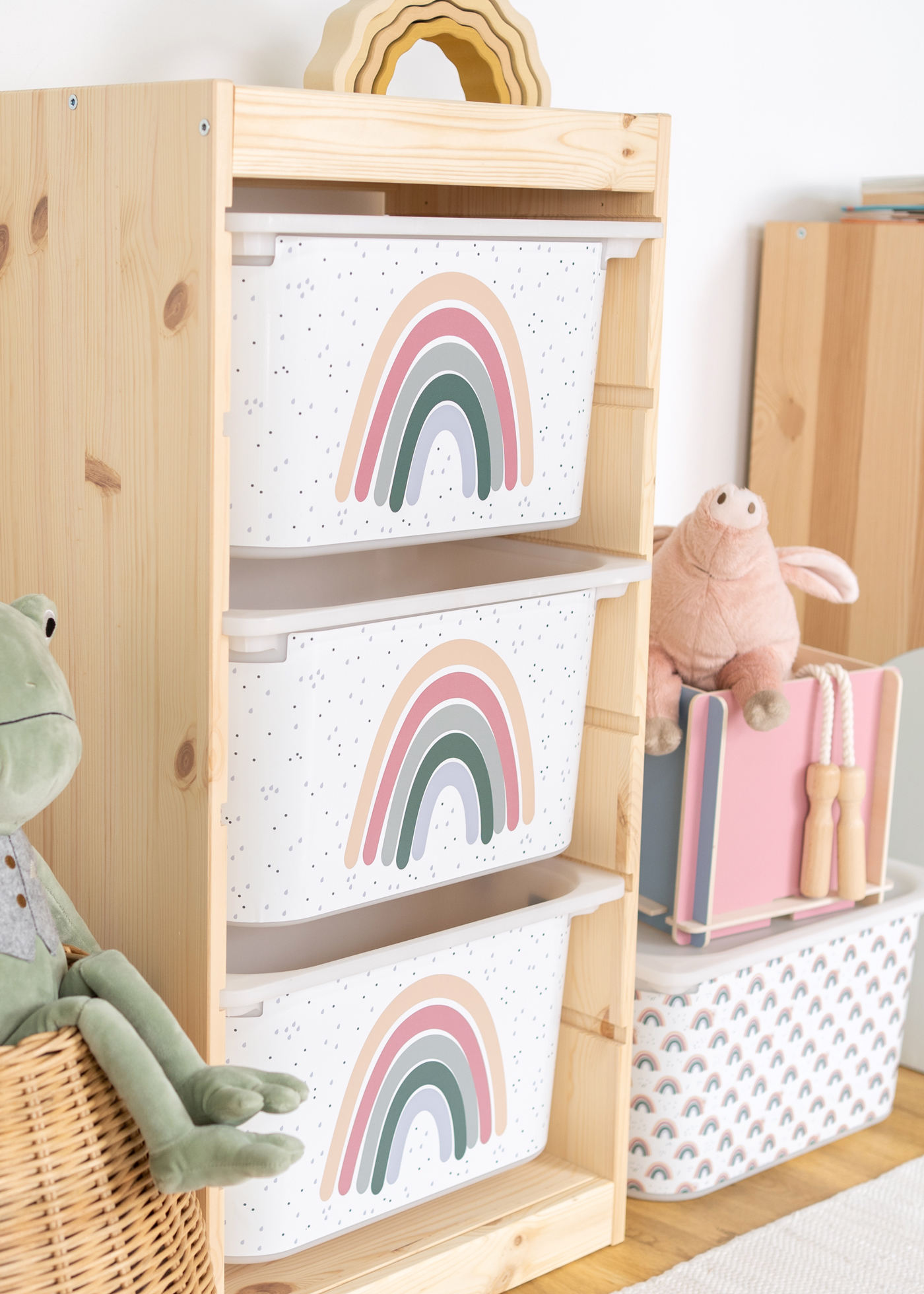 Beige Box mit Regenbogen-Design im IKEA TROFAST Regal Aufbewahrungsbox im TROFAST Regalsystem von IKEA, dekoriert mit einem fröhlichen Regenbogen.
