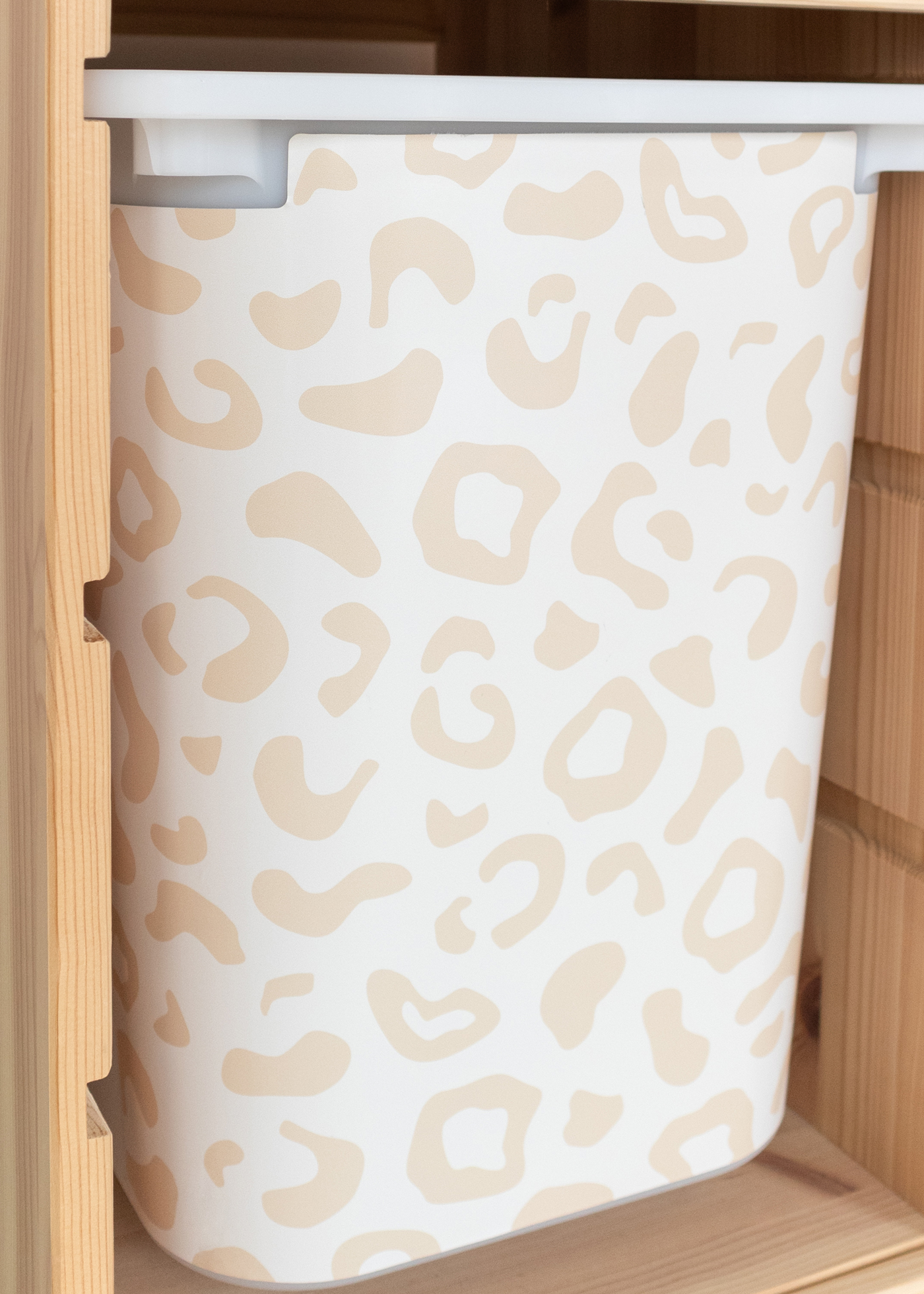 IKEA TROFAST Boxen mit Leo Muster IKEA TROFAST Boxen mit Leo Muster dekorieren