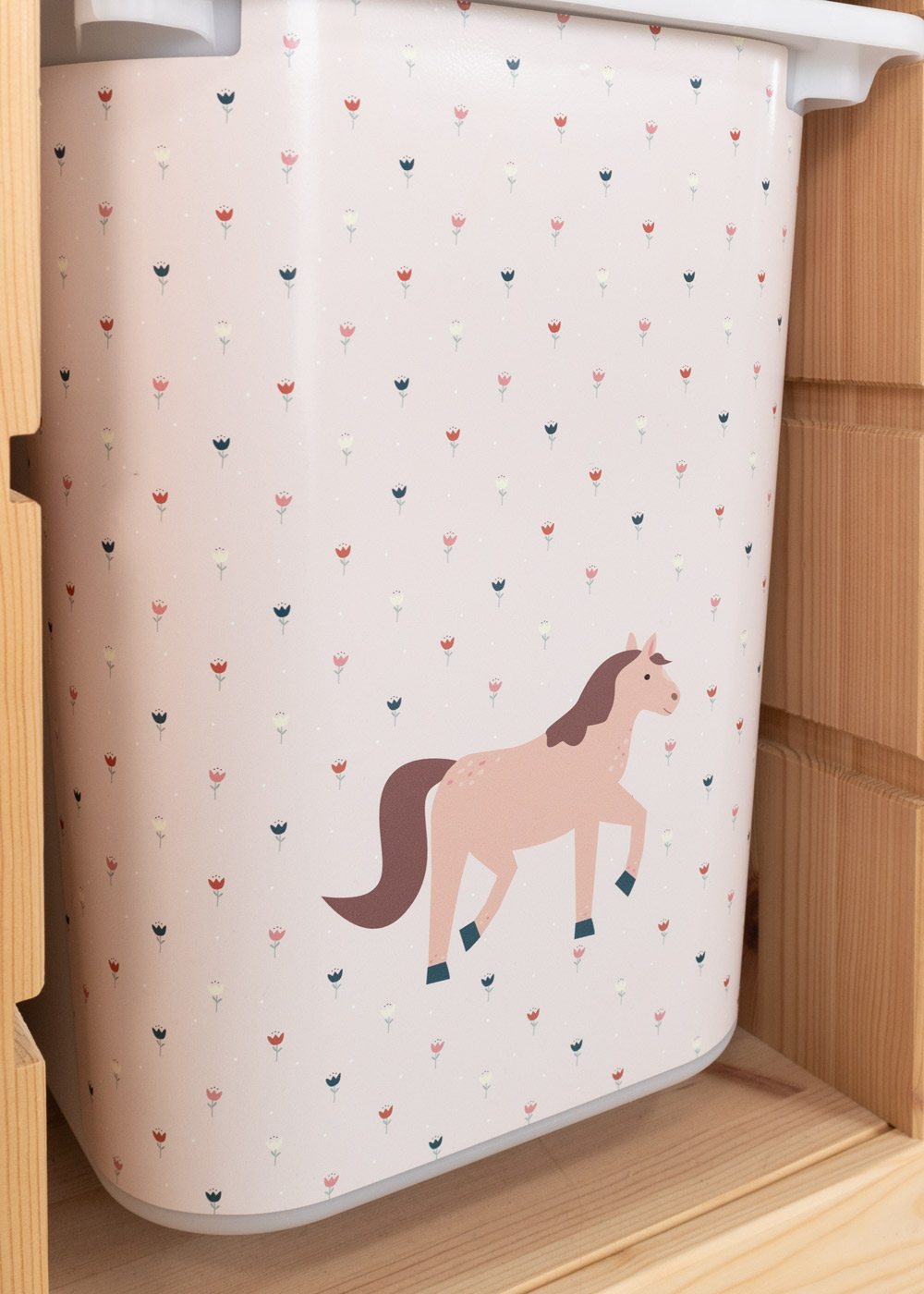 Klebefolie mit Pferdemotiv für Ikea Trofast Boxen Ikea Trofast Regal mit passender Klebeflie von Limmaland mit Pferden verschönern