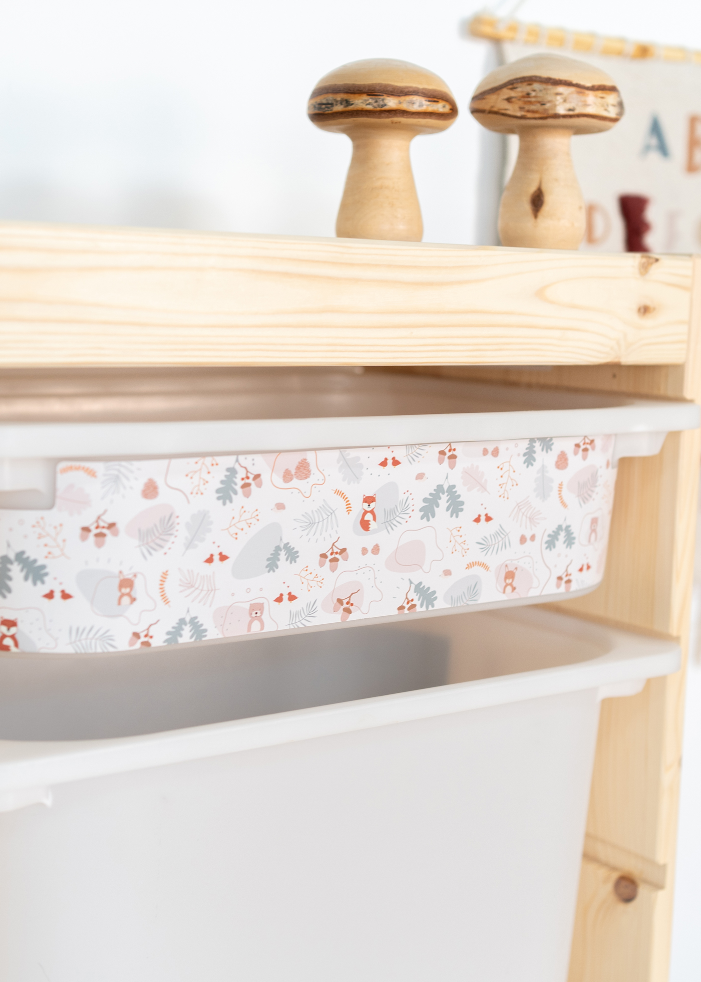 Dekorative Box mit Fuchs-, Reh- und Otter-Muster im TROFAST Regalsystem Aufbewahrungsbox im IKEA TROFAST Regal mit einem Waldmuster aus Fuchs, Reh und Otter, ideal für das Kinderzimmer.