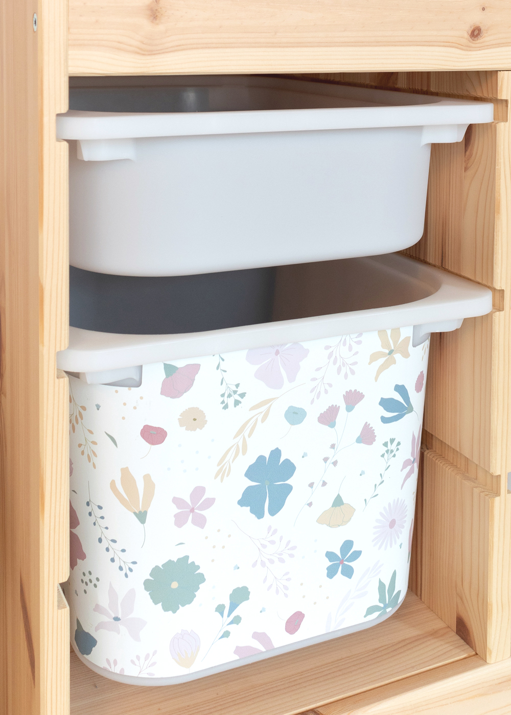 Blumen für IKEA TROFAST Box Ein IKEA TROFAST Regal im Raum, dekoriert mit einer farbenfrohen Blumenmuster-Klebefolie